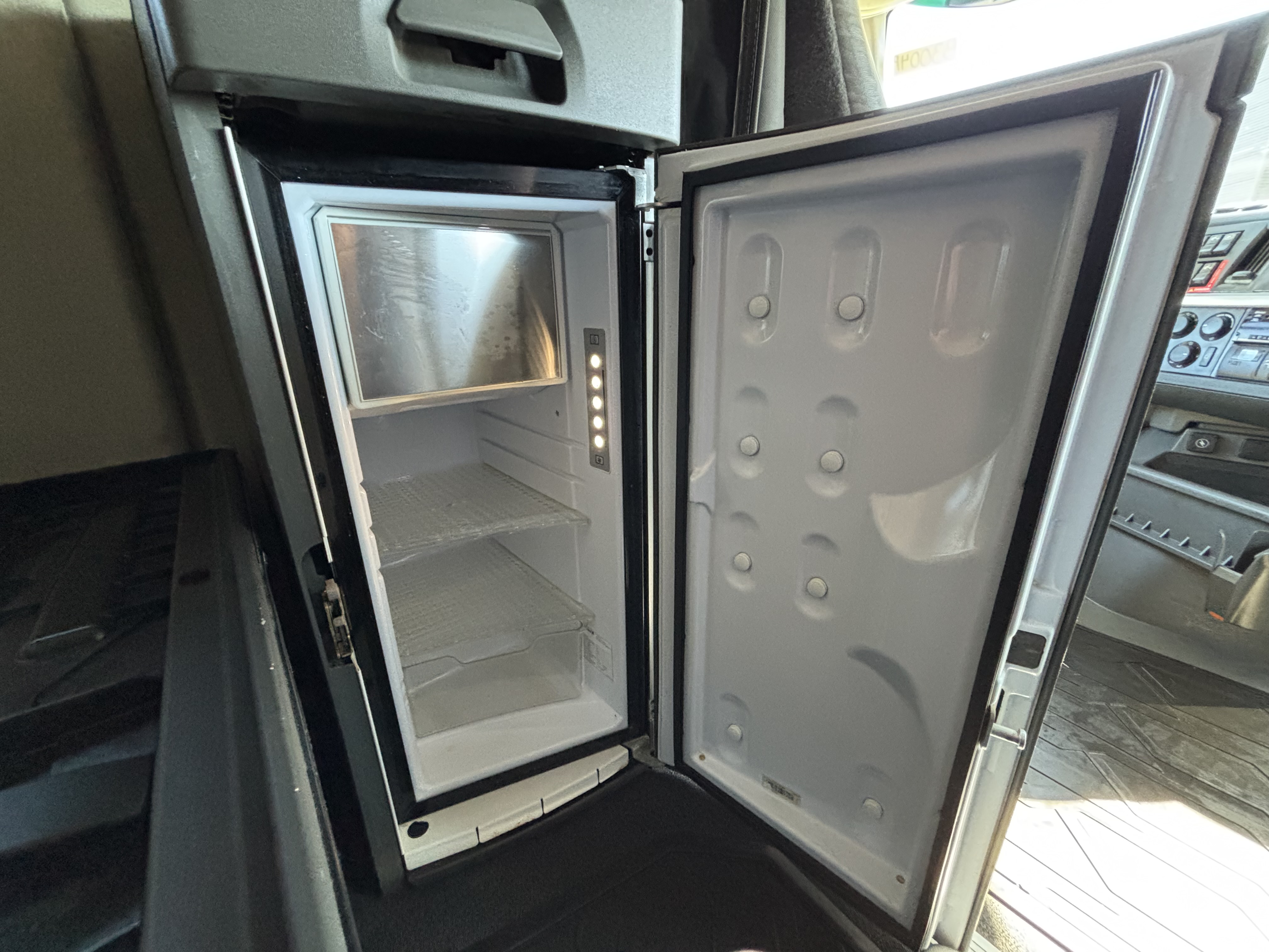 2020 Volvo - image 28