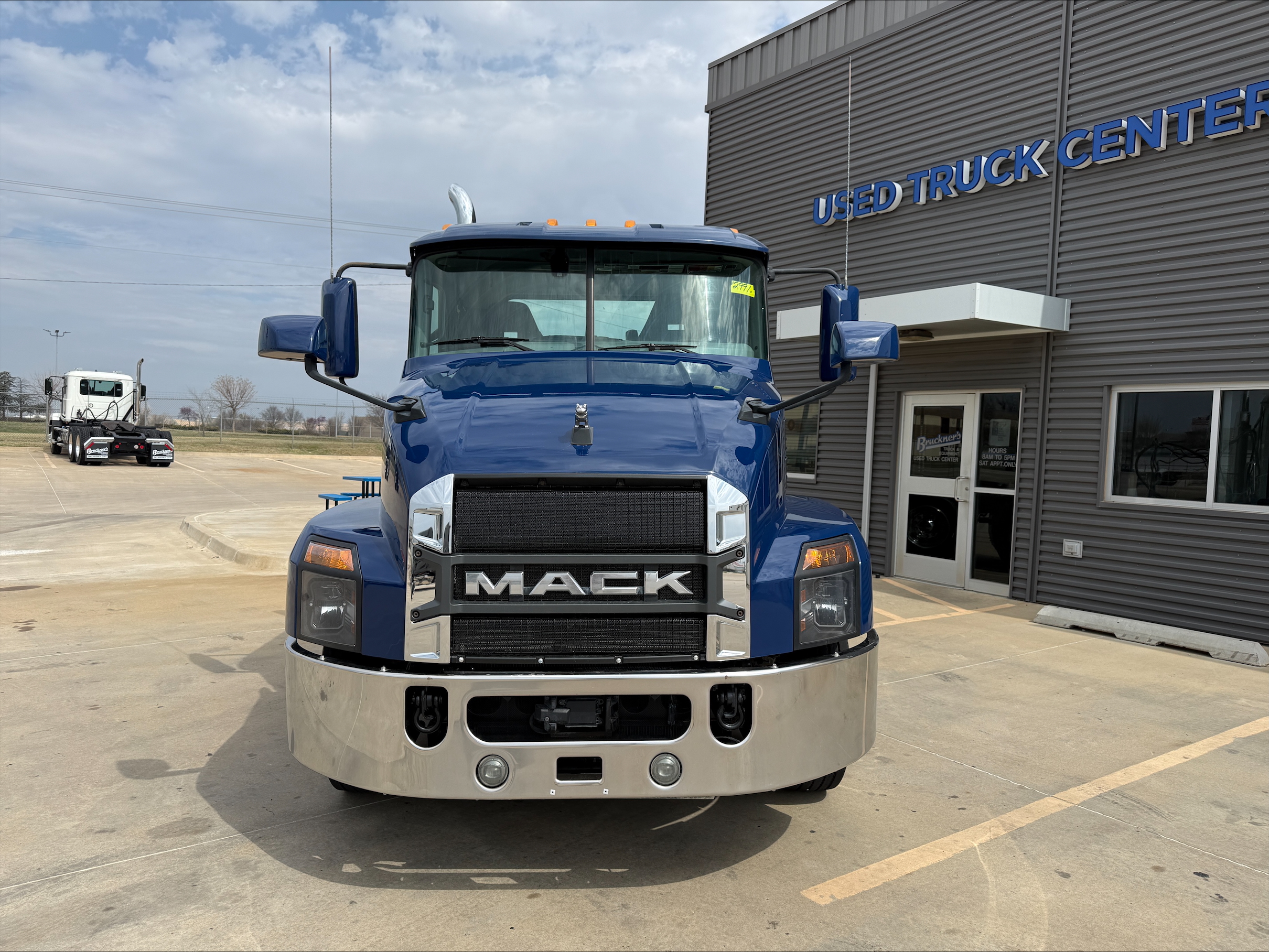 2022 Mack Anthem - image 2