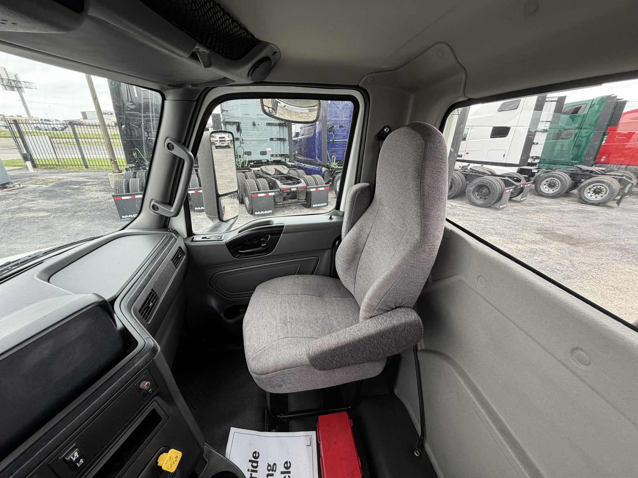 2021 International LT - image 29