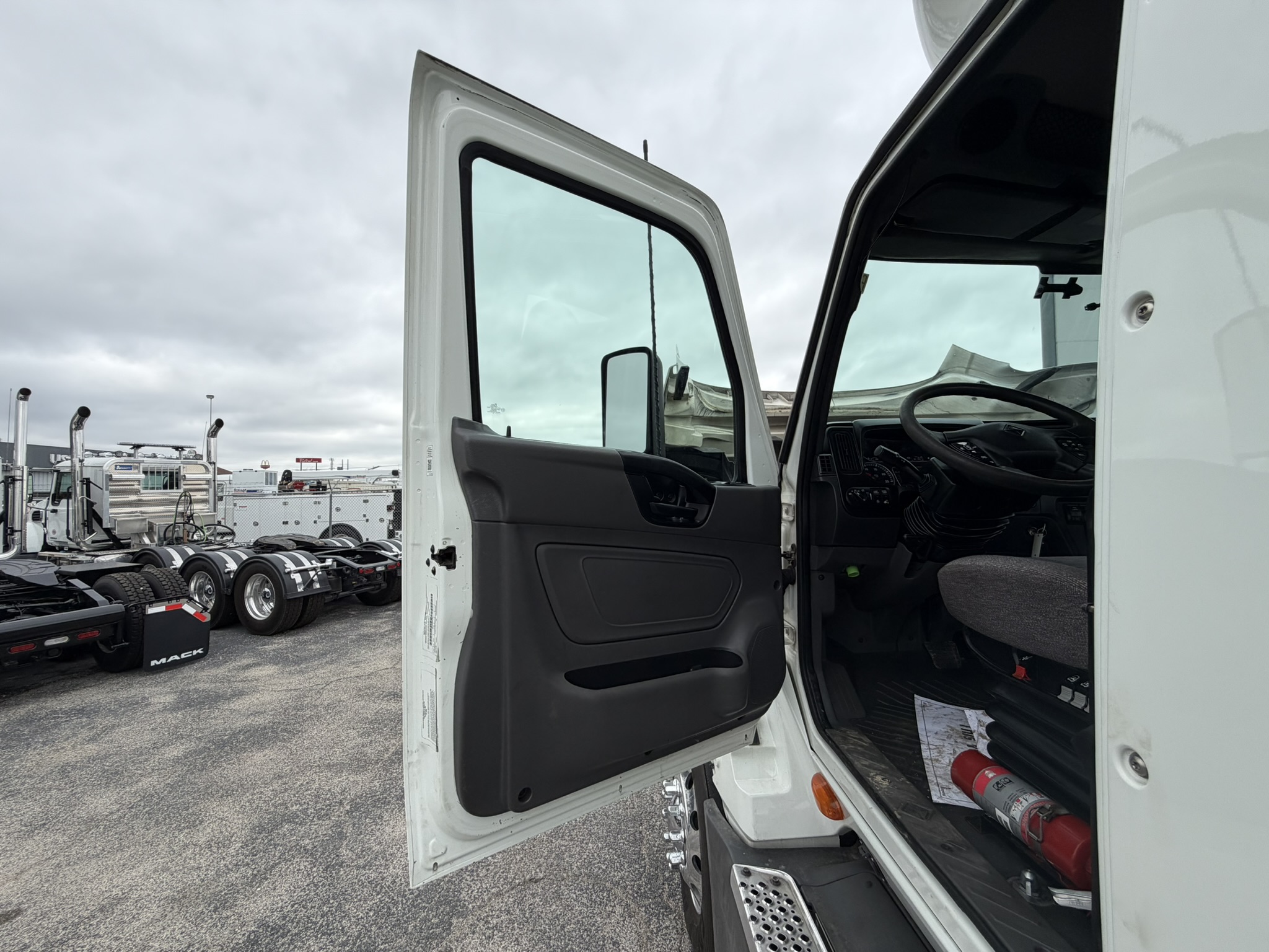 2021 International LT - image 25