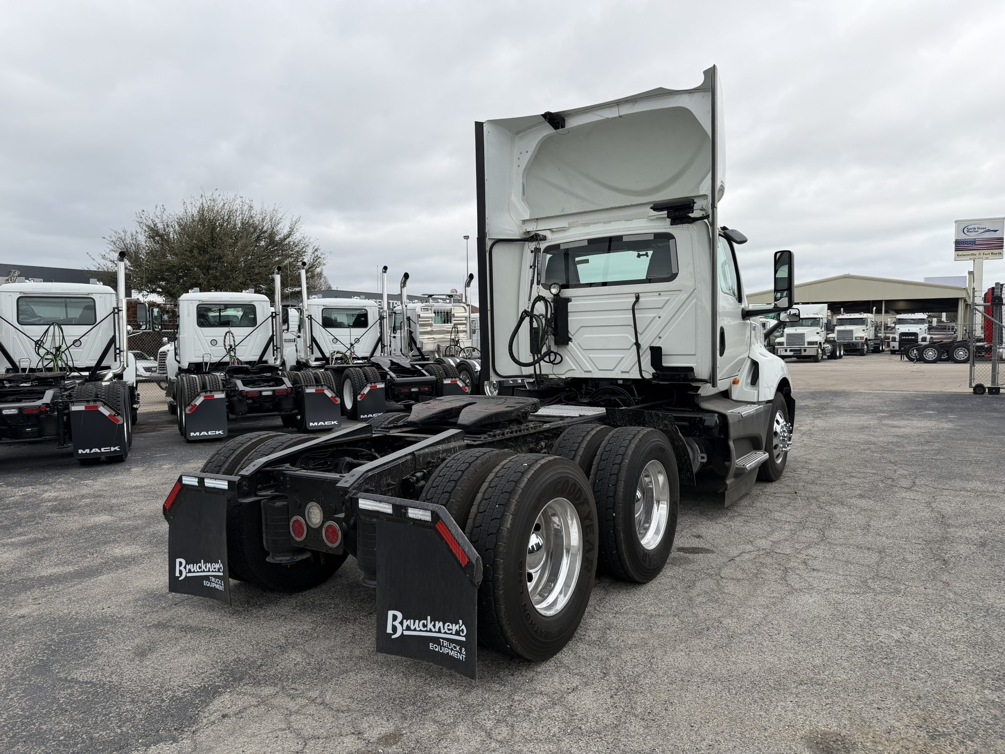 2021 International LT - image 5