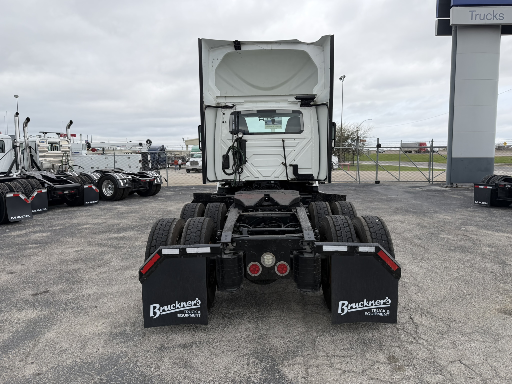 2021 International LT - image 6