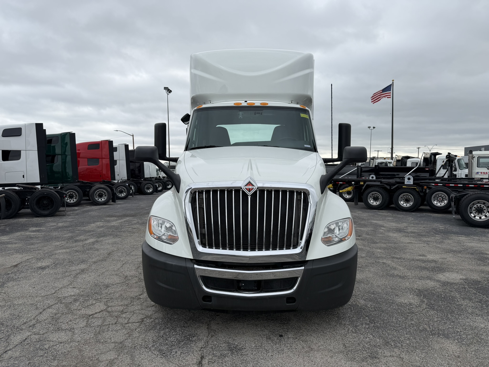 2021 International LT - image 2