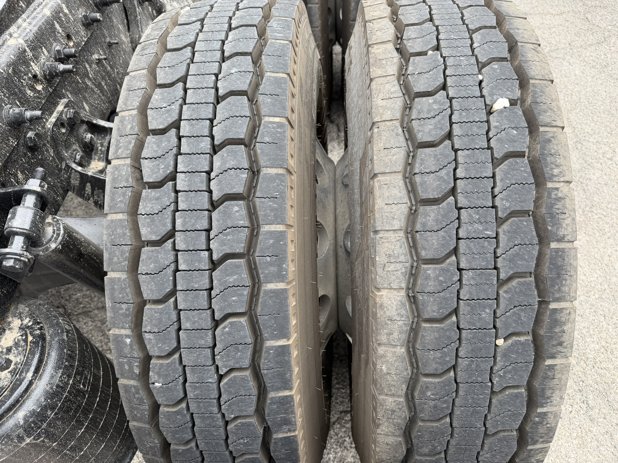 2021 International LT - image 14