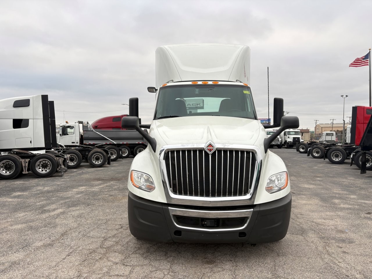 2021 International LT - image 2