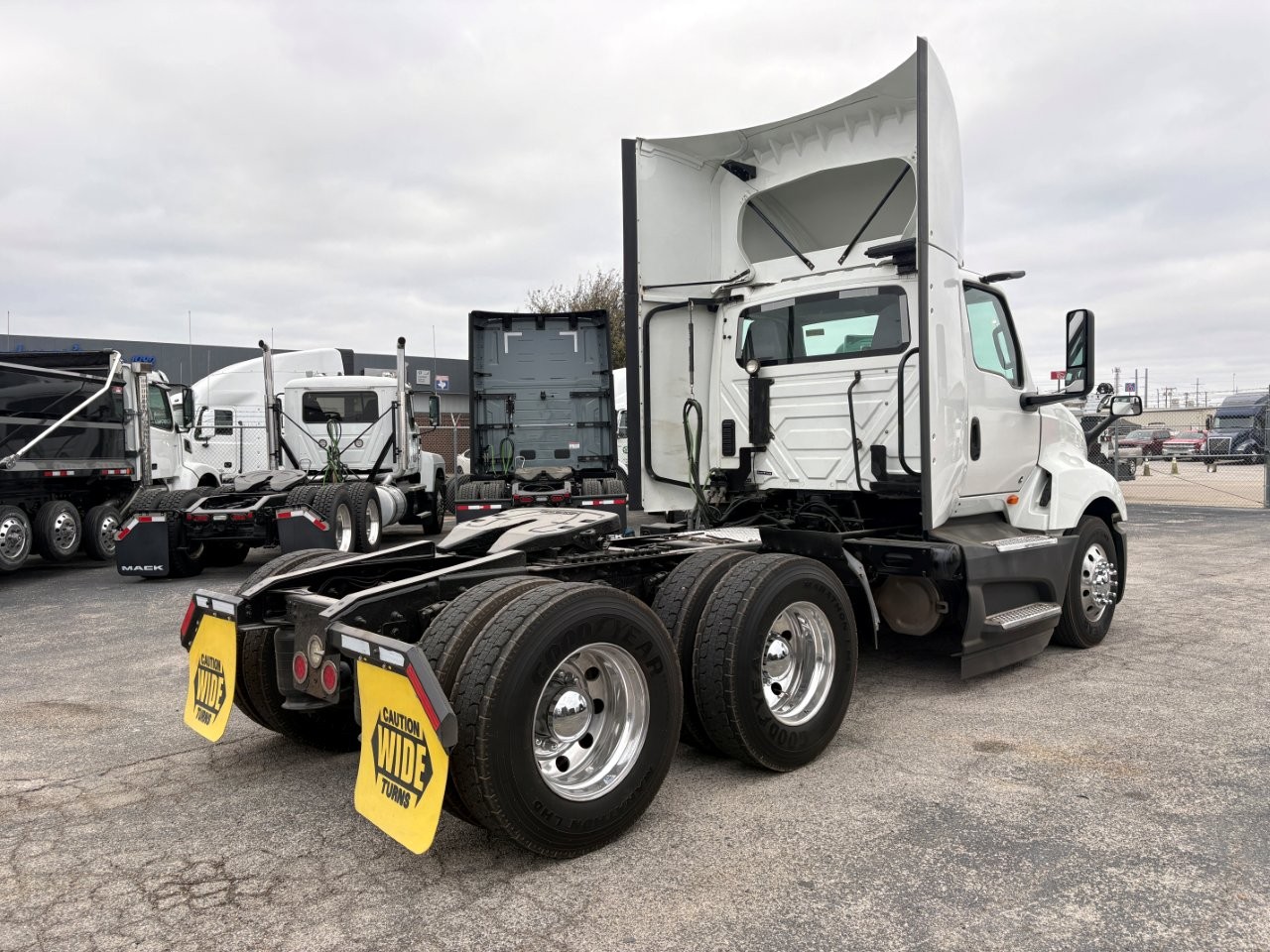 2021 International LT - image 5