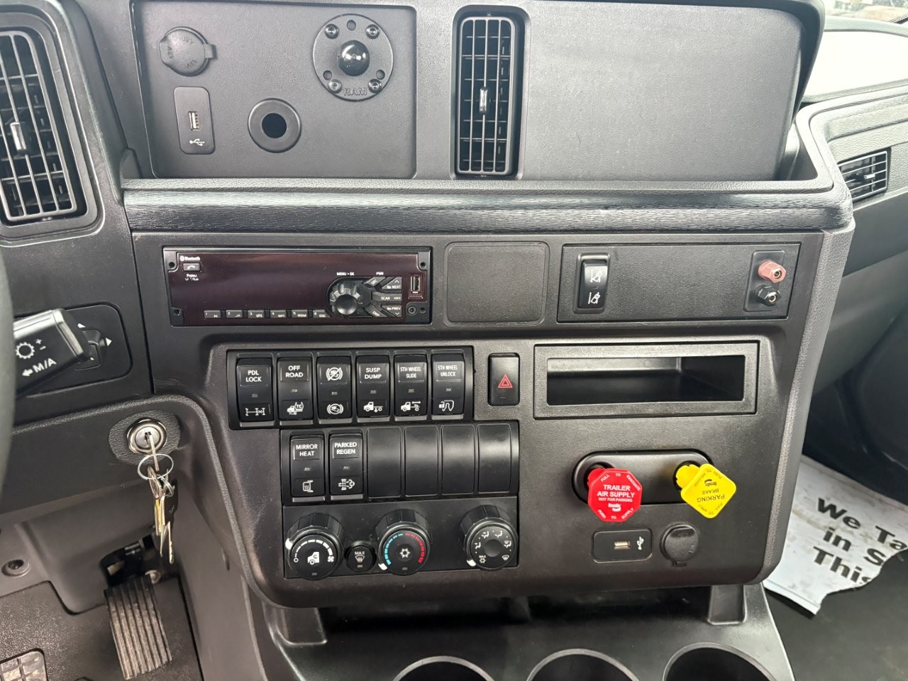 2021 International LT - image 26