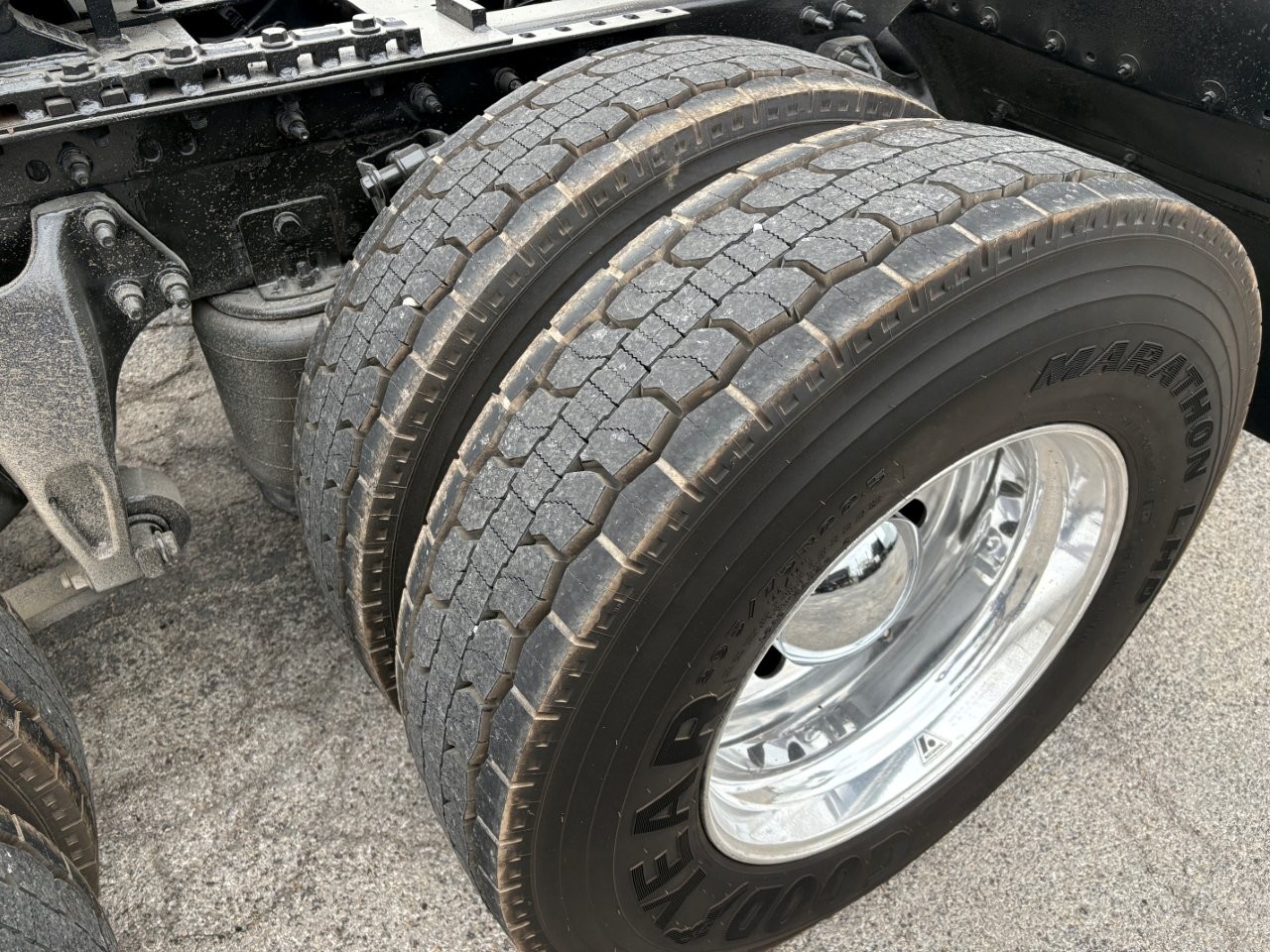 2021 International LT - image 14