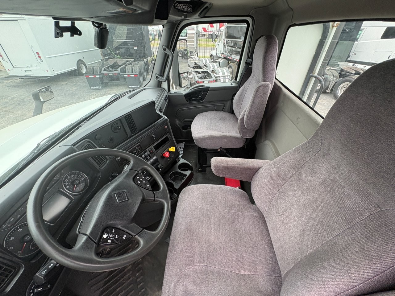 2021 International LT - image 24