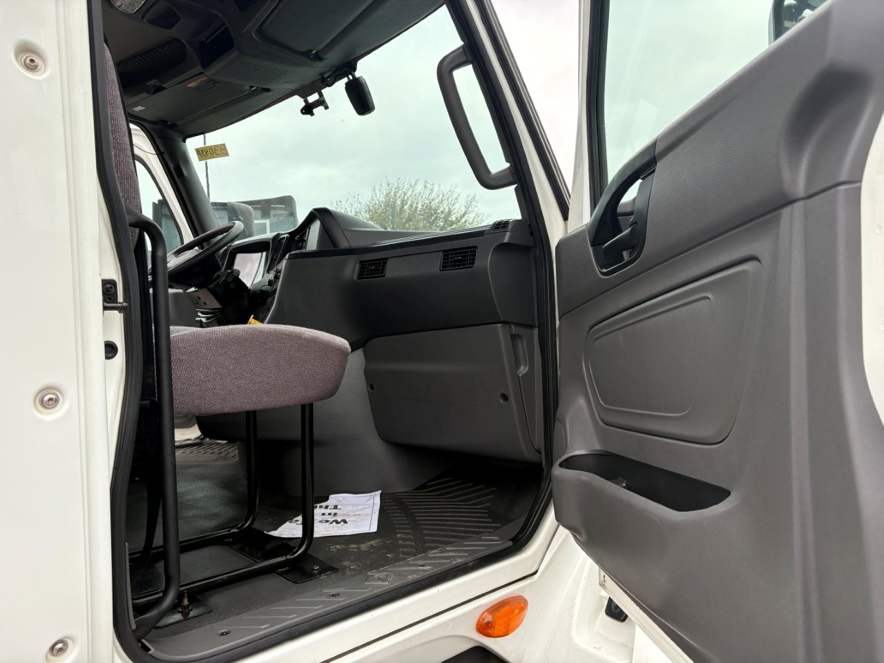 2021 International LT - image 20