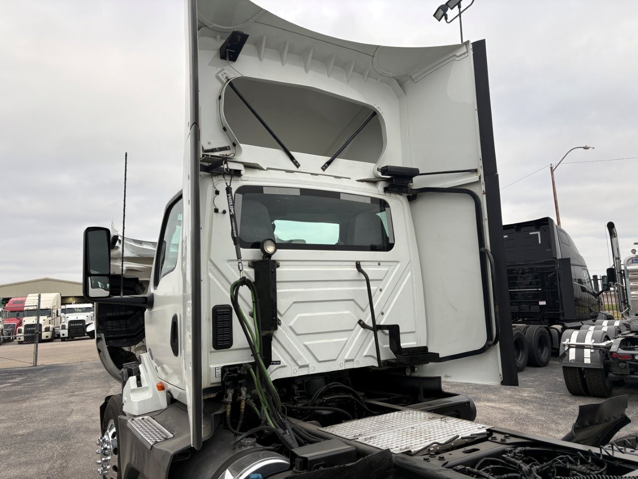 2021 International LT - image 18