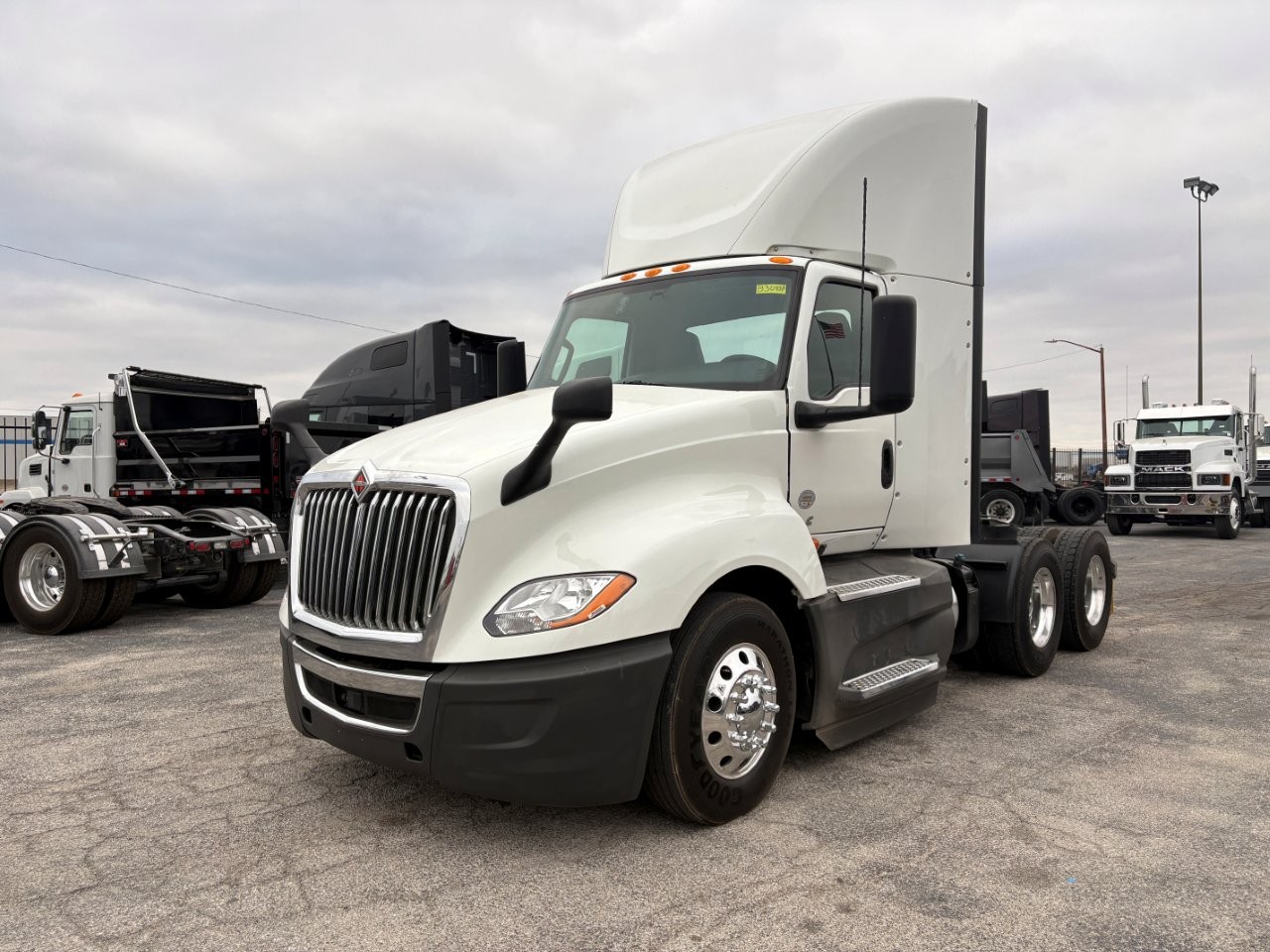 2021 International LT - image 1