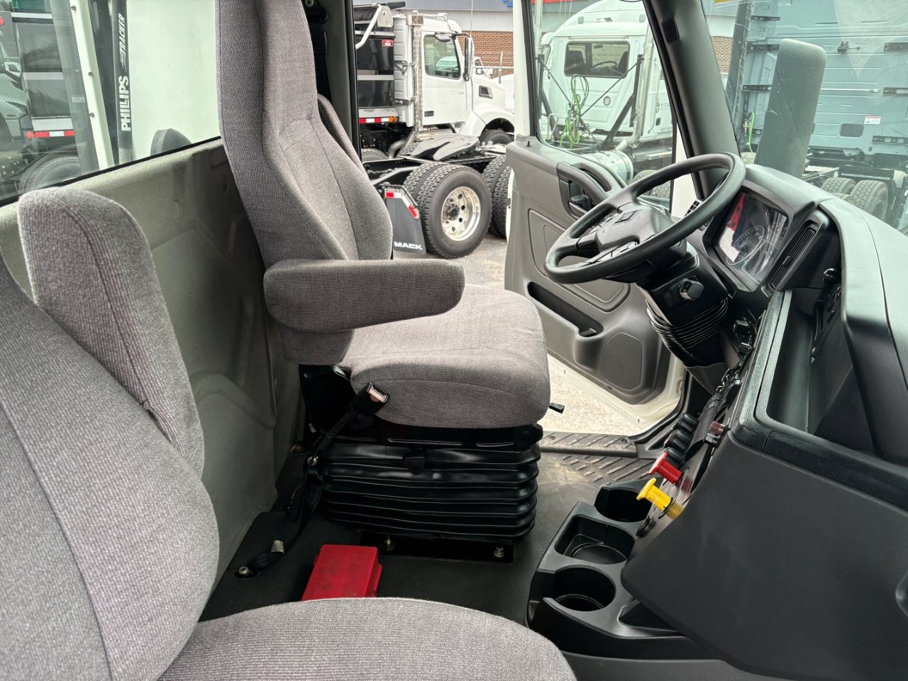 2021 International LT - image 21