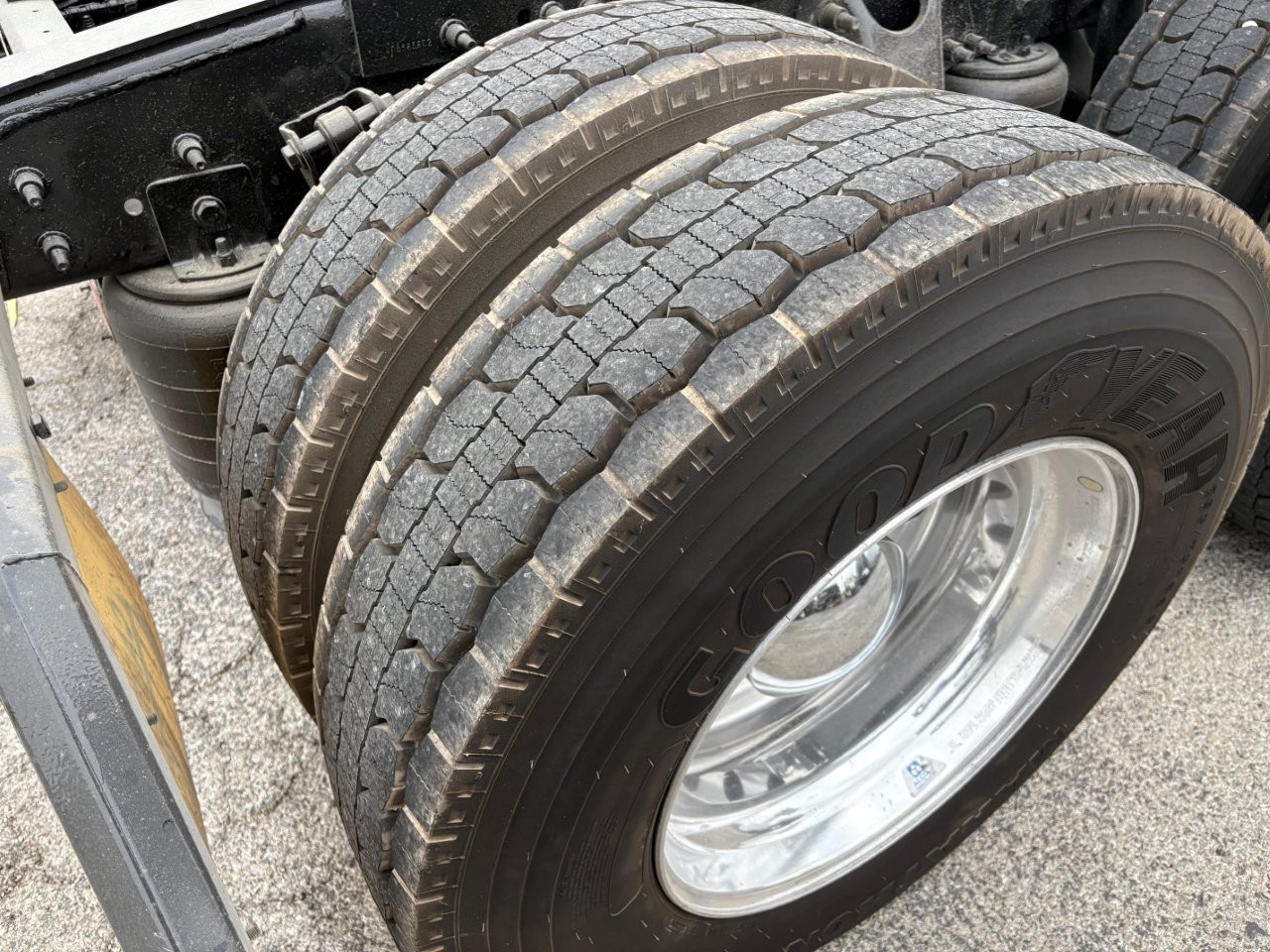 2021 International LT - image 15