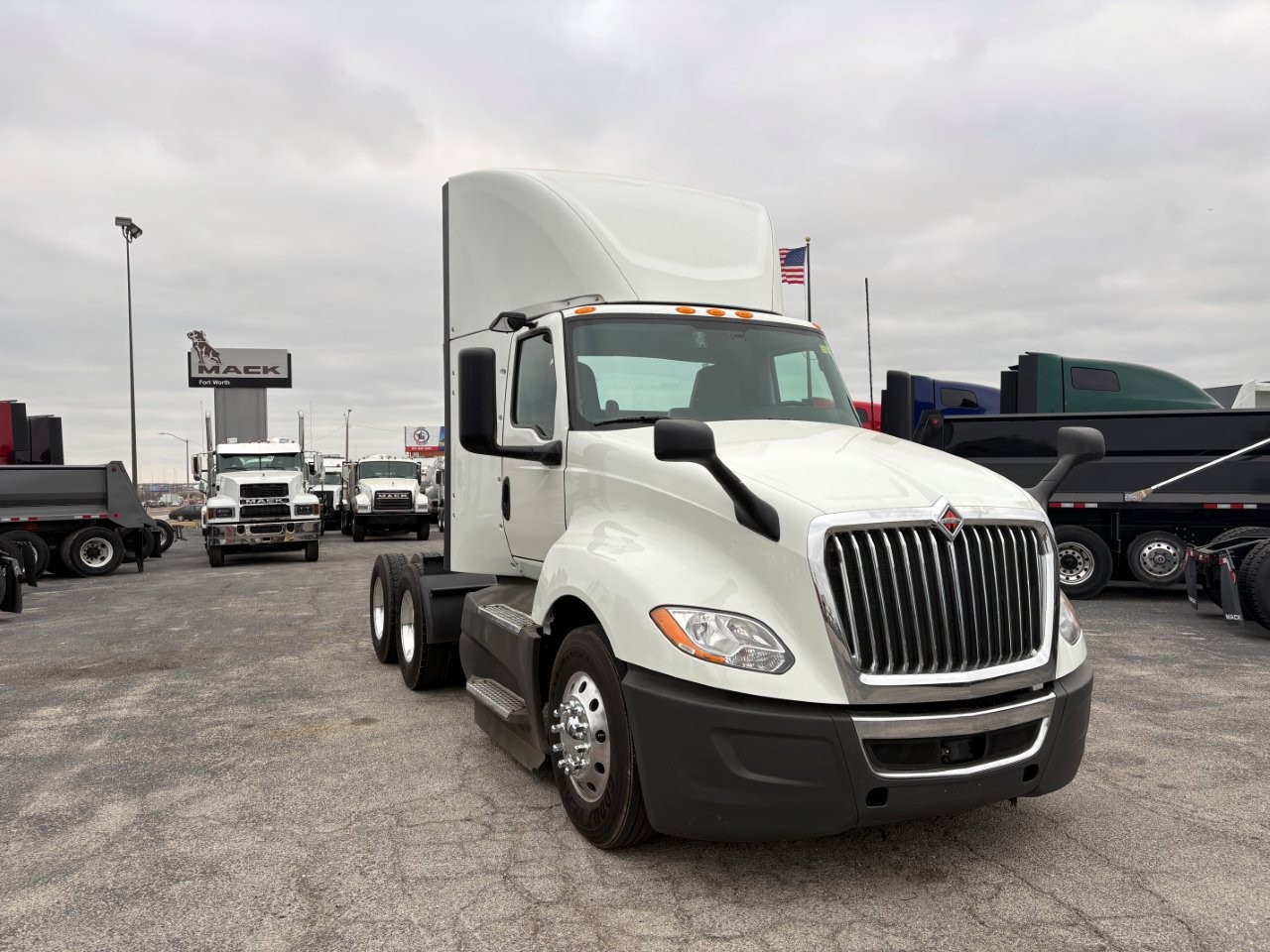 2021 International LT - image 3