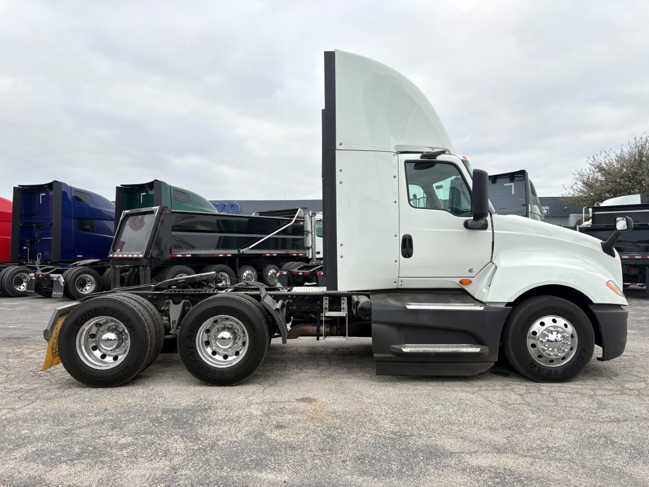 2021 International LT - image 4