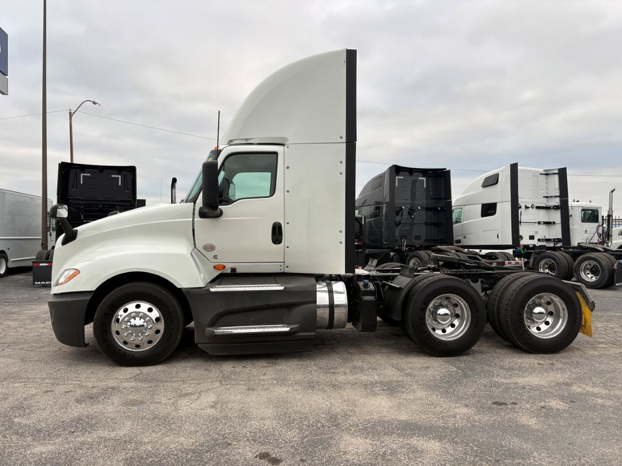 2021 International LT - image 8