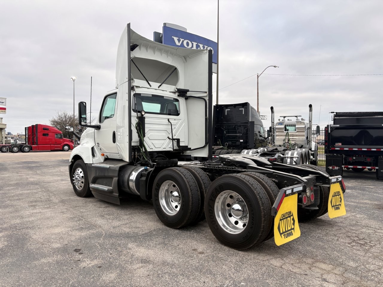 2021 International LT - image 7