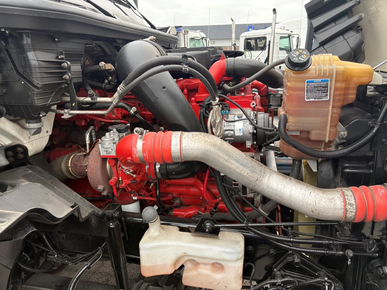 2021 International LT - image 12