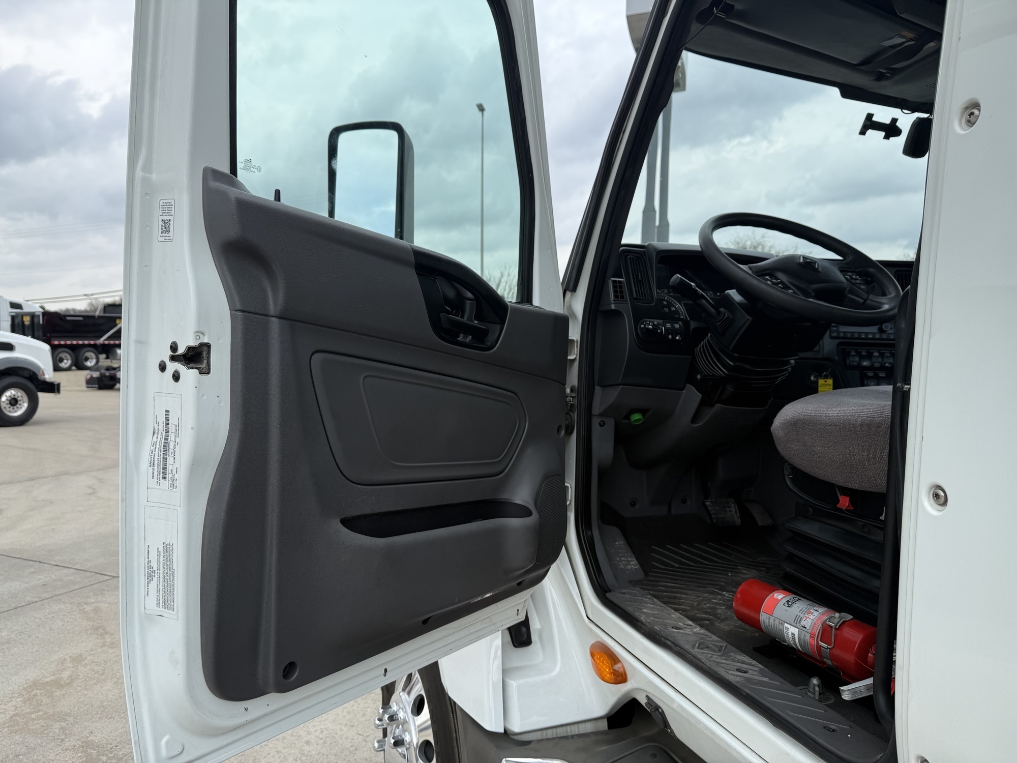 2021 International LT - image 18