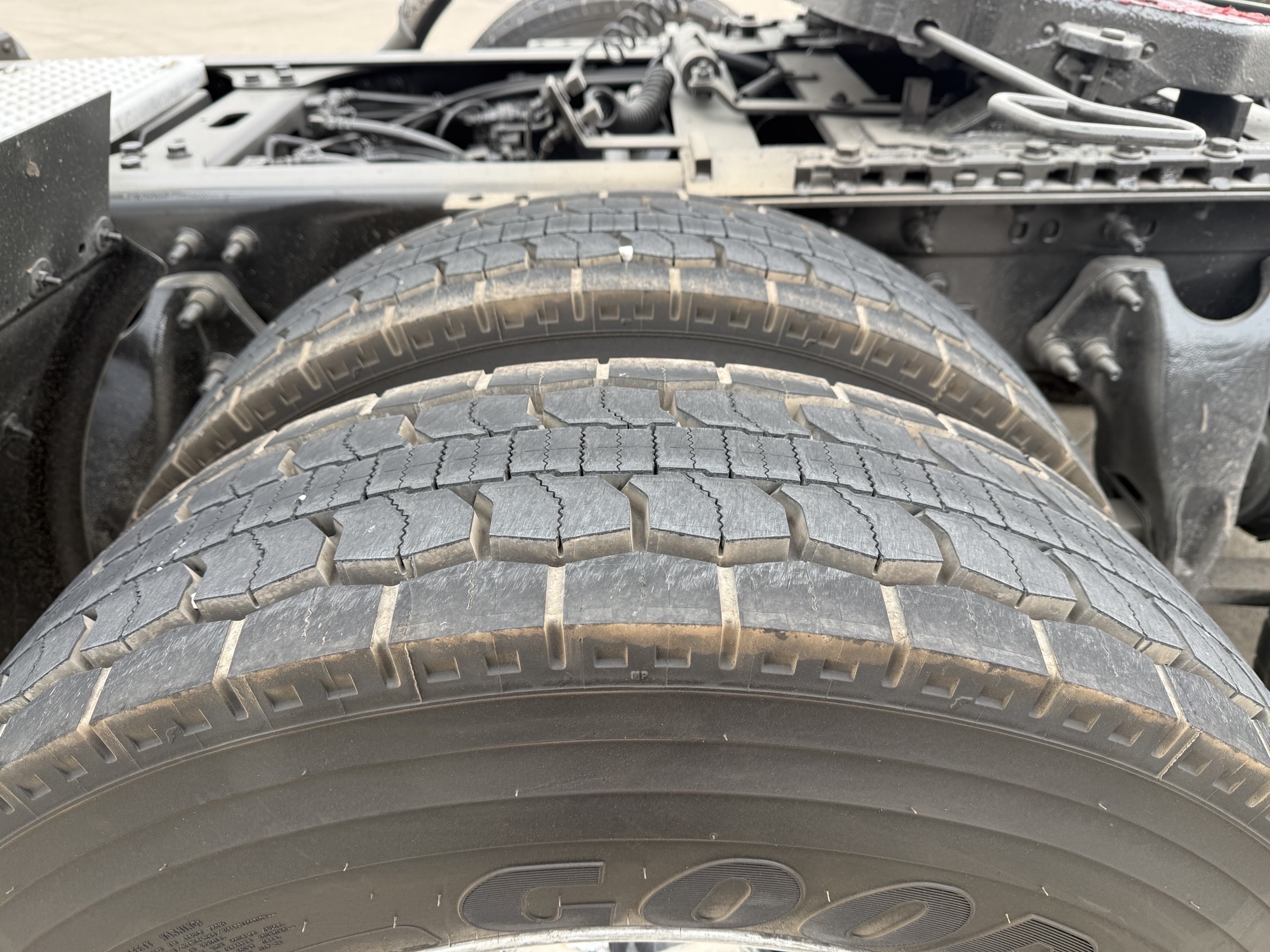 2021 International LT - image 4