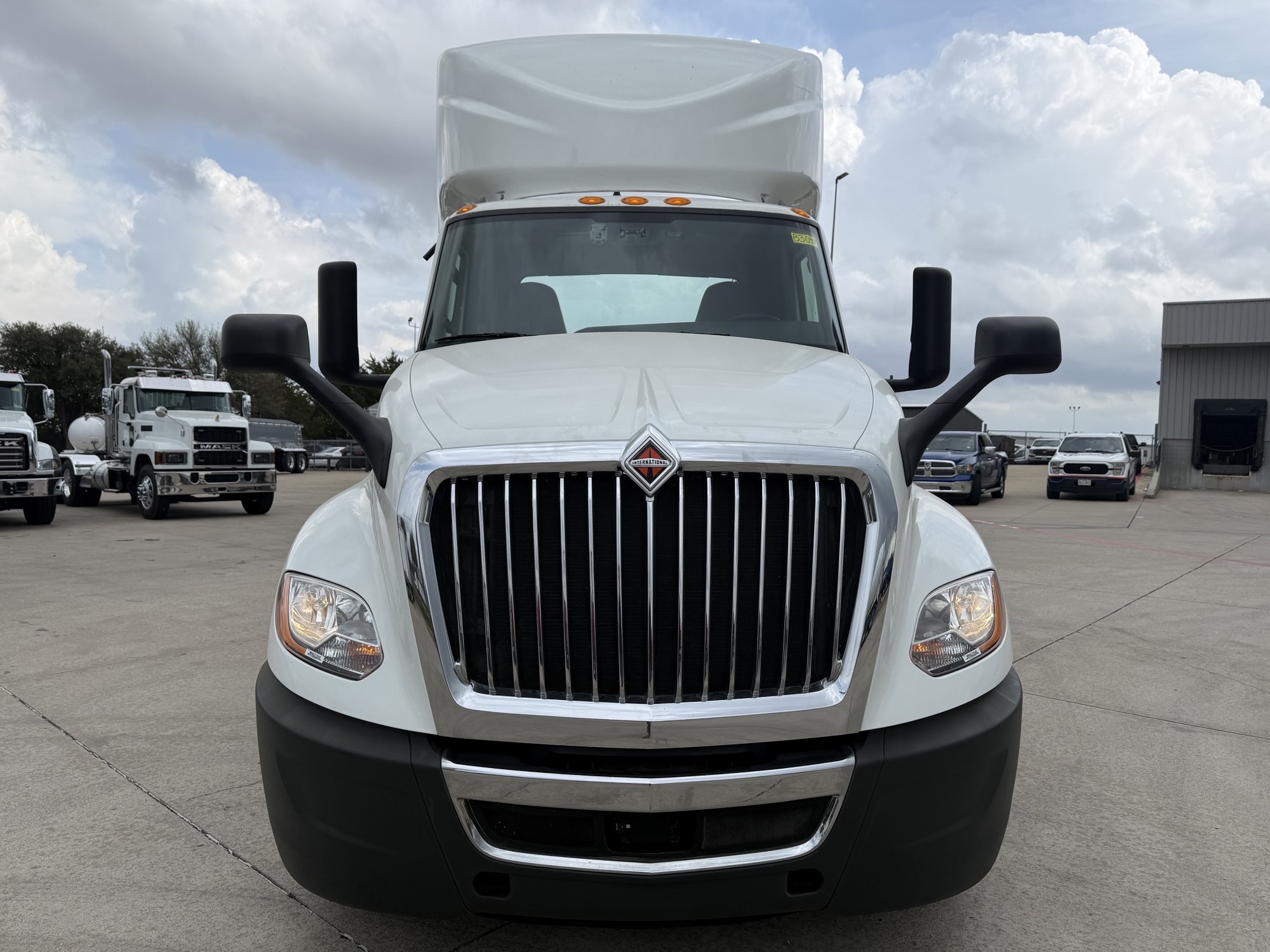 2021 International LT - image 13