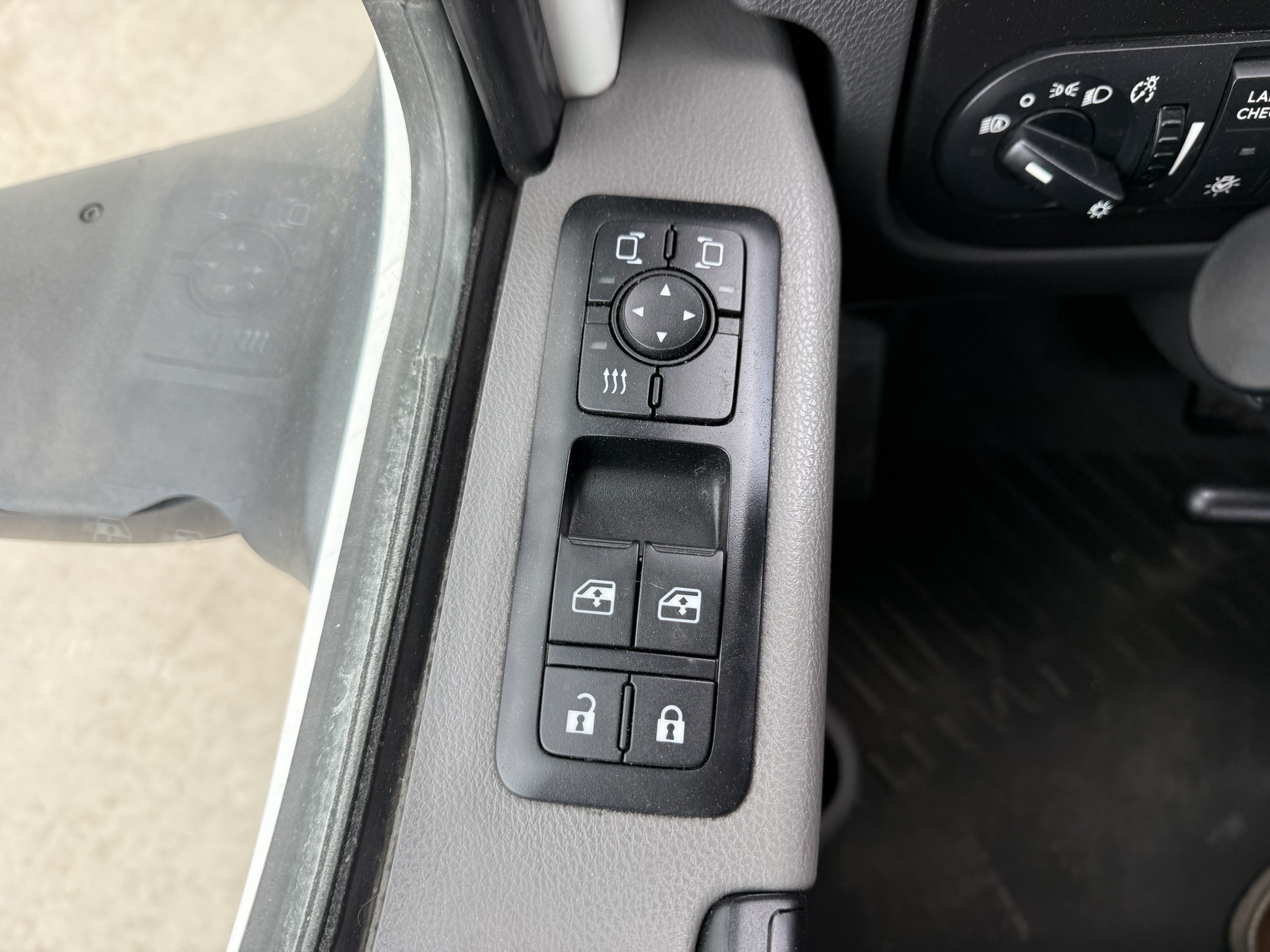 2021 International LT - image 27