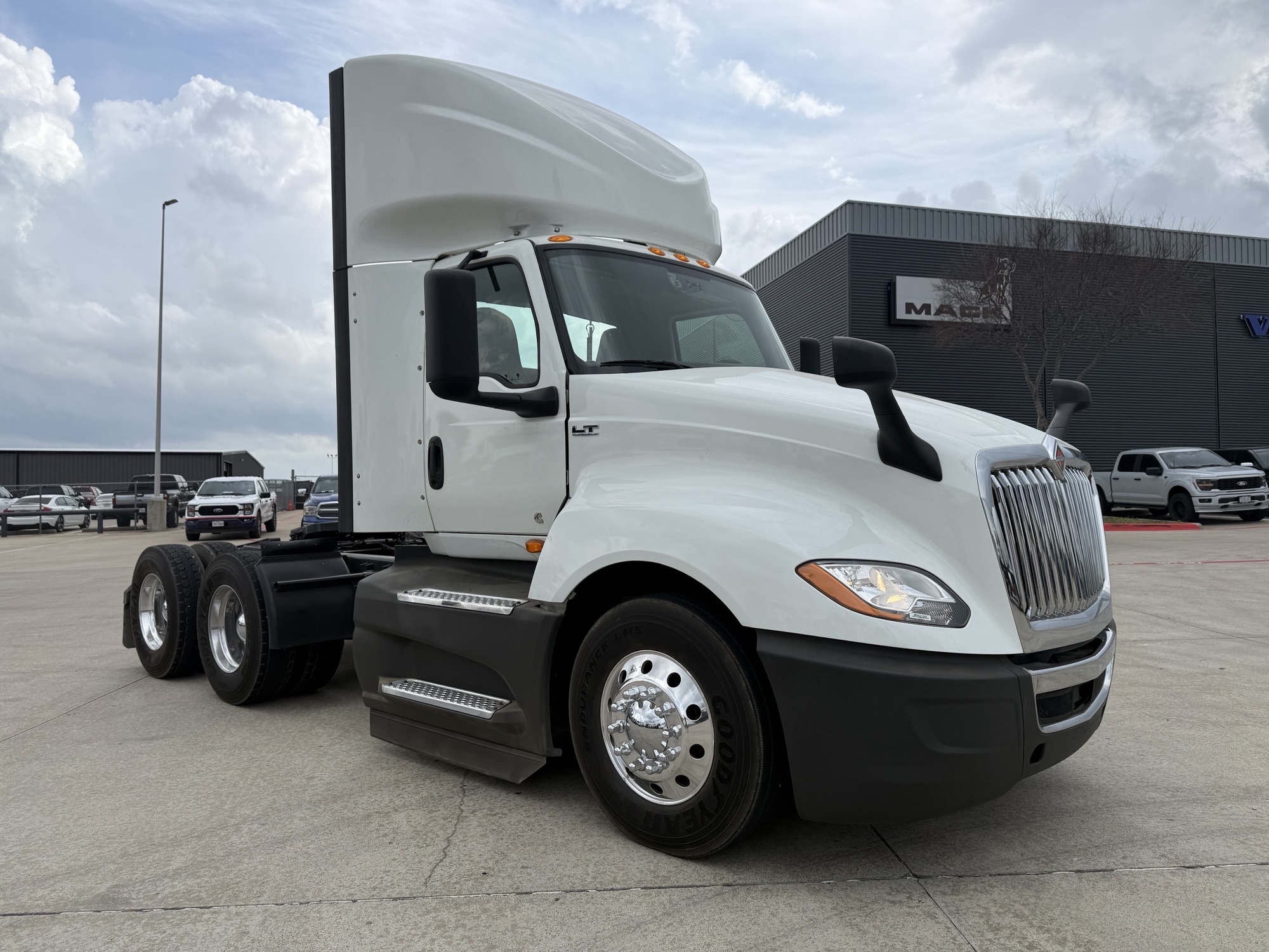 2021 International LT - image 12