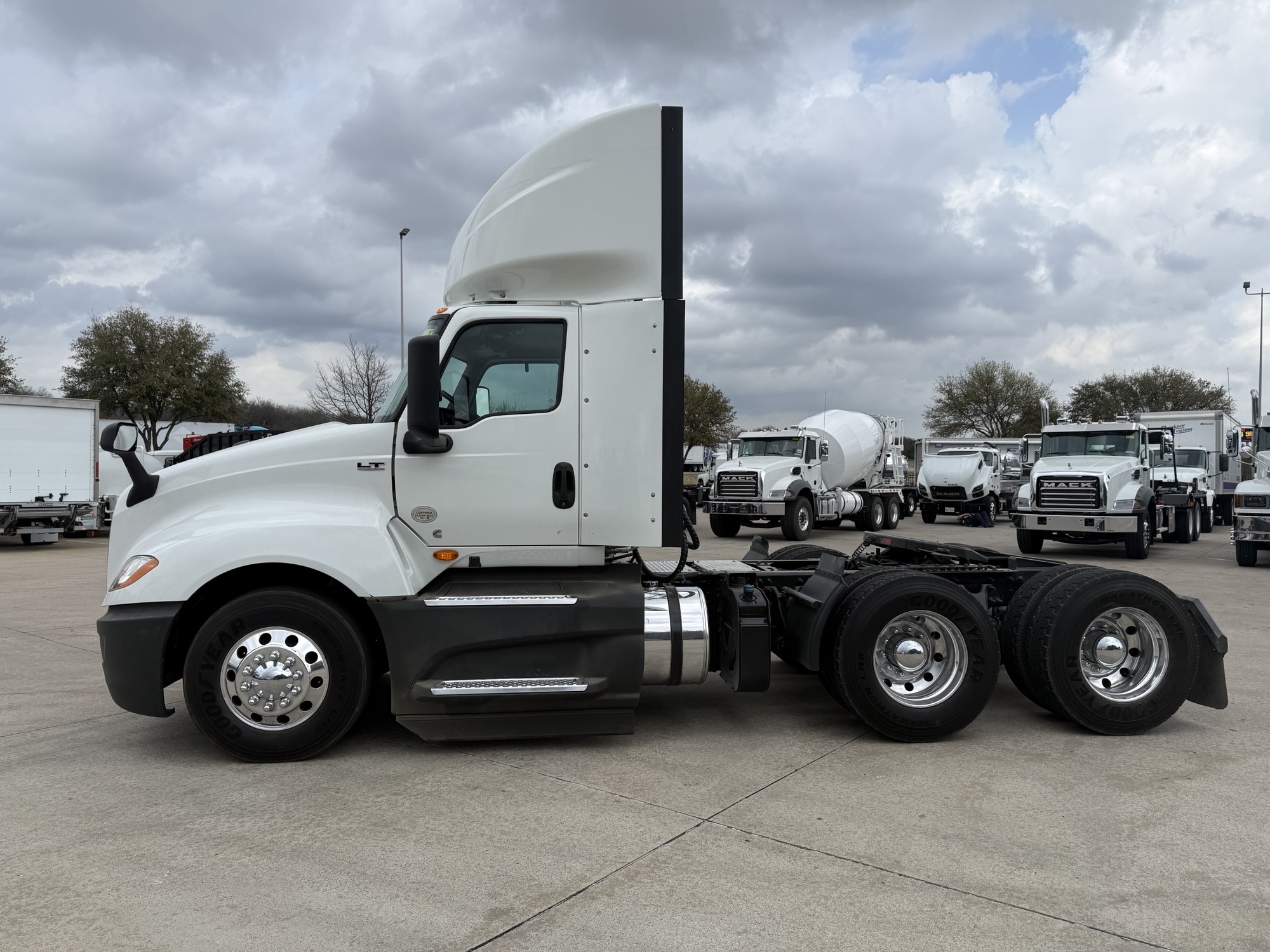 2021 International LT - image 2