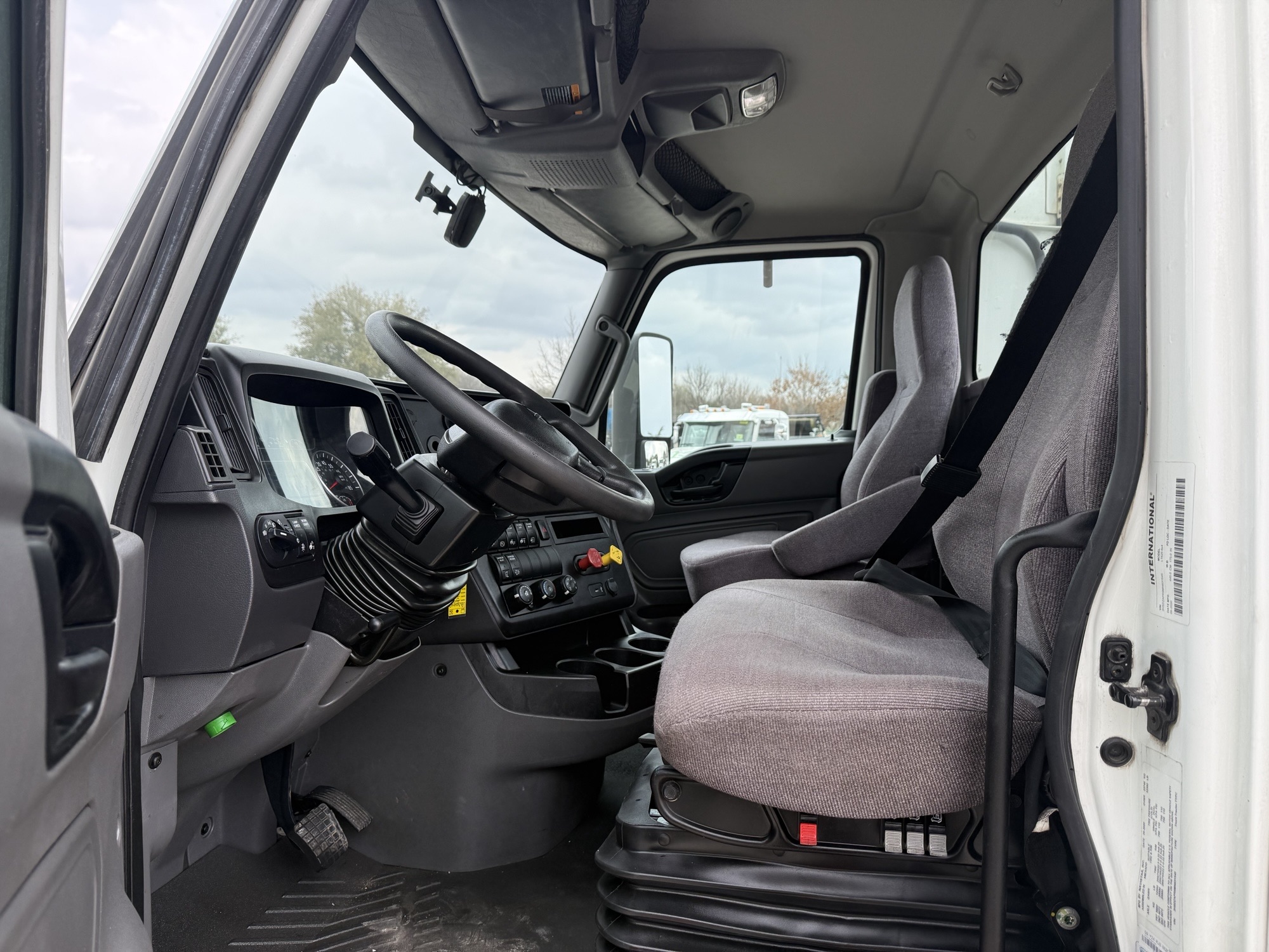 2021 International LT - image 19