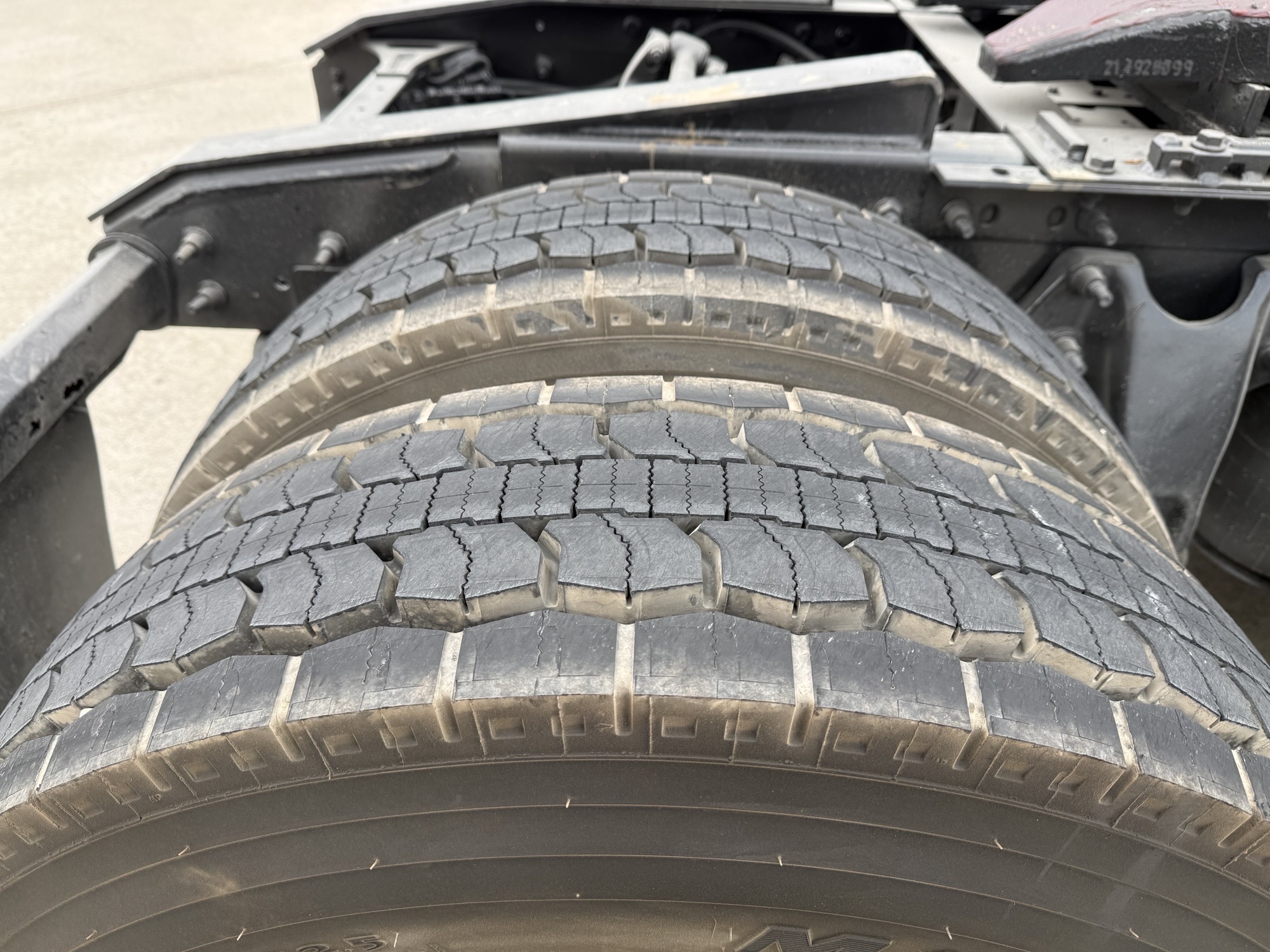 2021 International LT - image 8