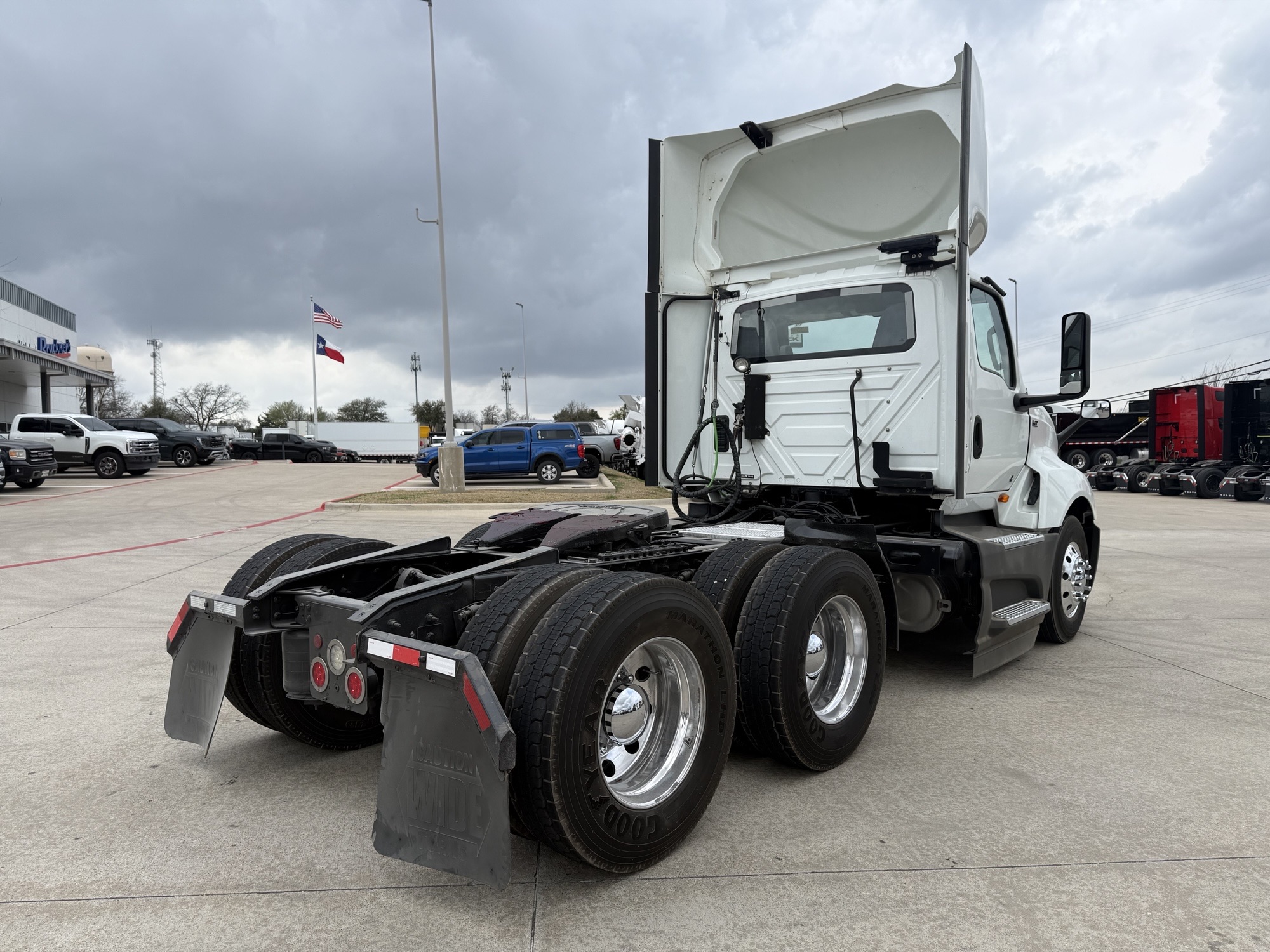 2021 International LT - image 7