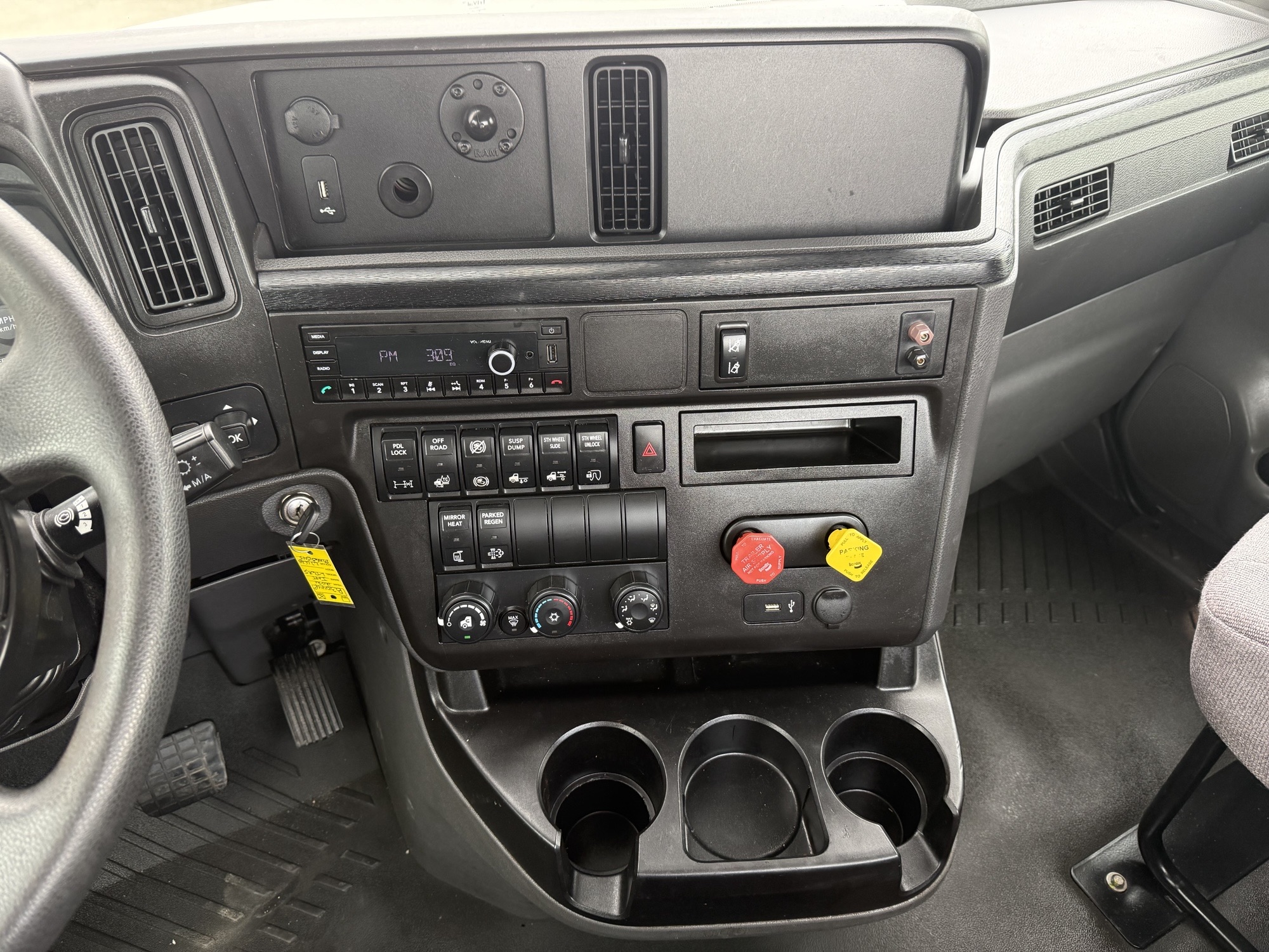 2021 International LT - image 25