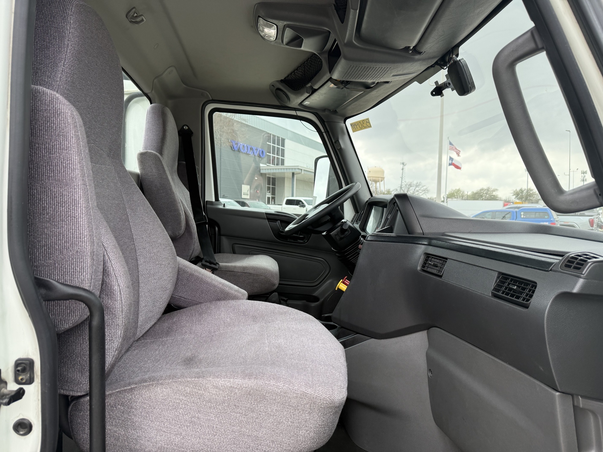 2021 International LT - image 21