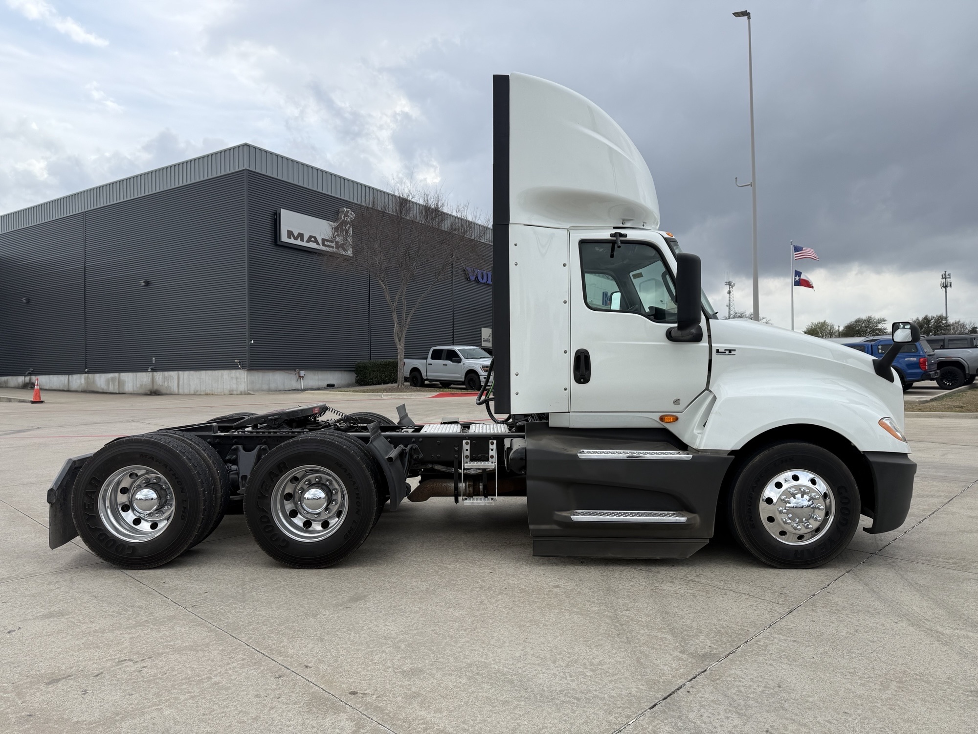 2021 International LT - image 11