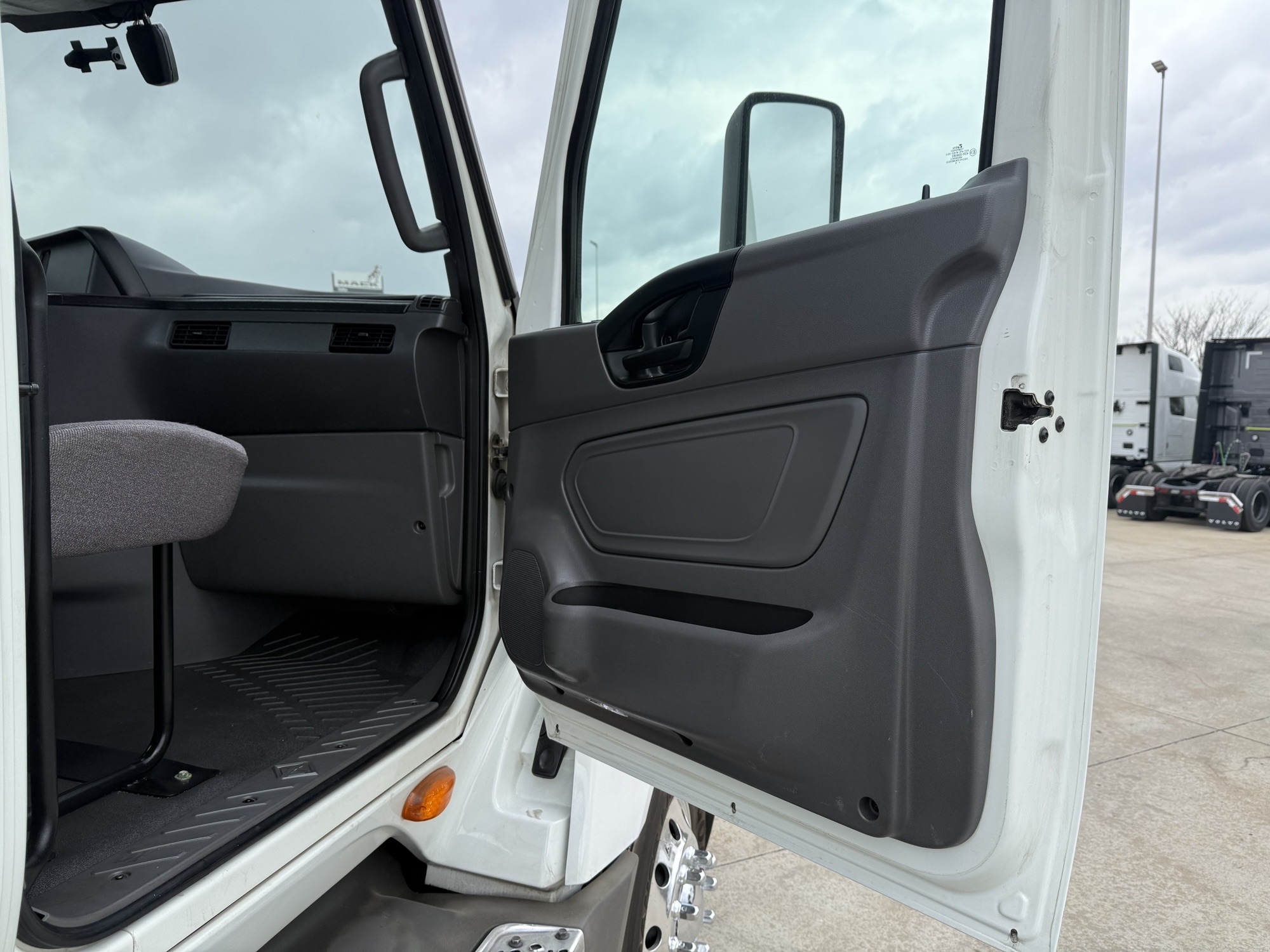 2021 International LT - image 20