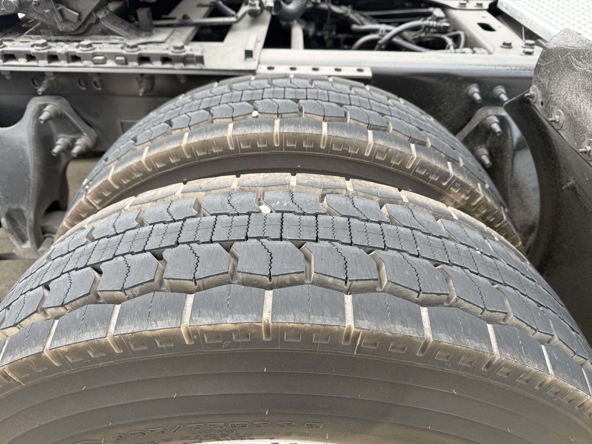 2021 International LT - image 9