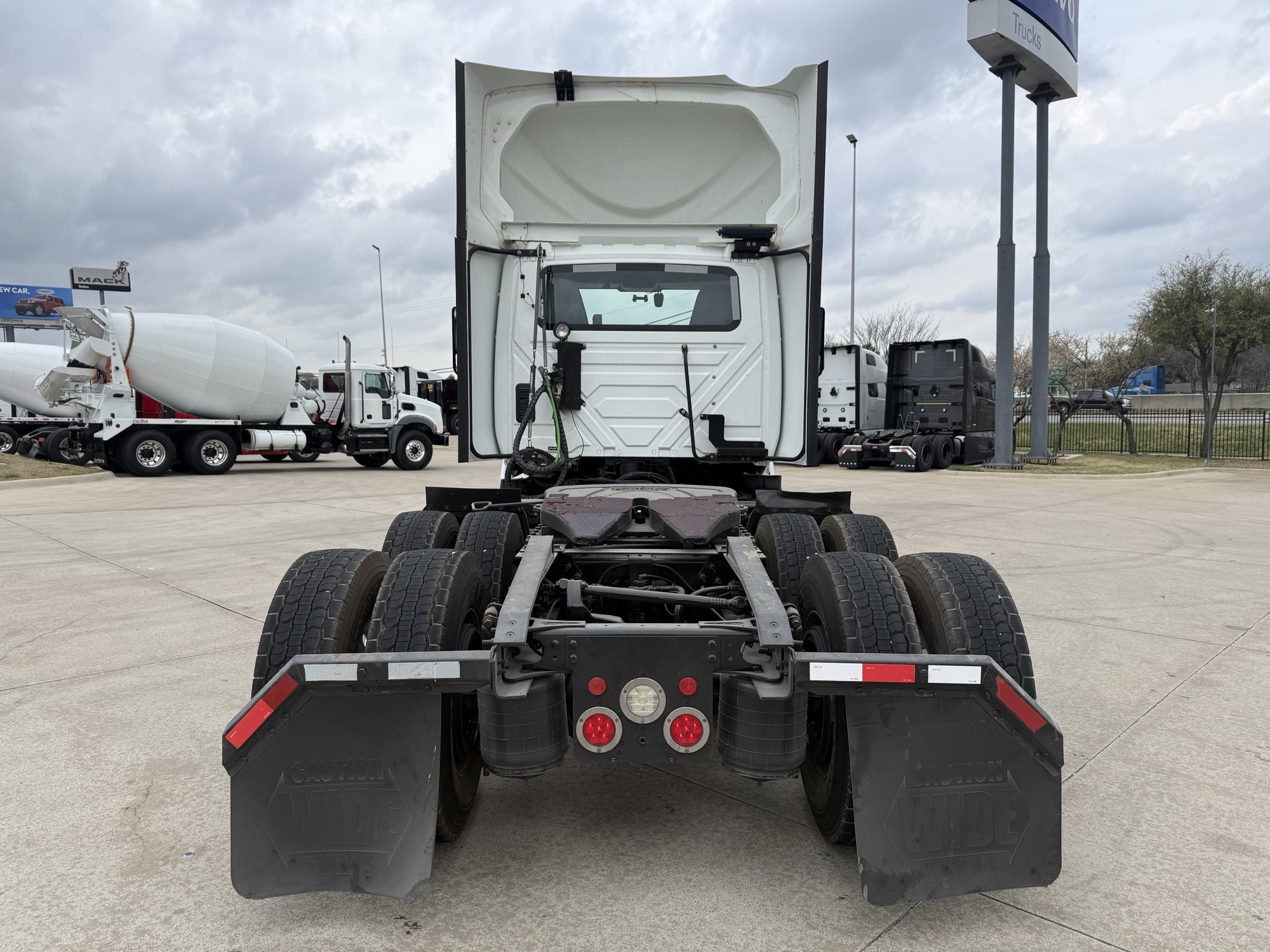 2021 International LT - image 6