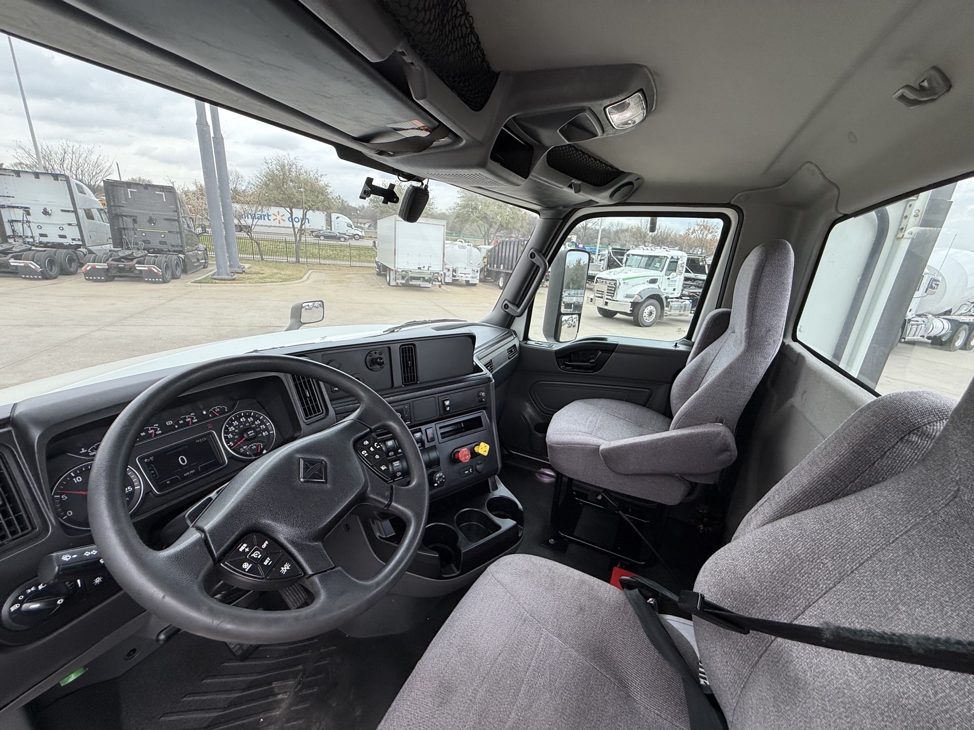 2021 International LT - image 22