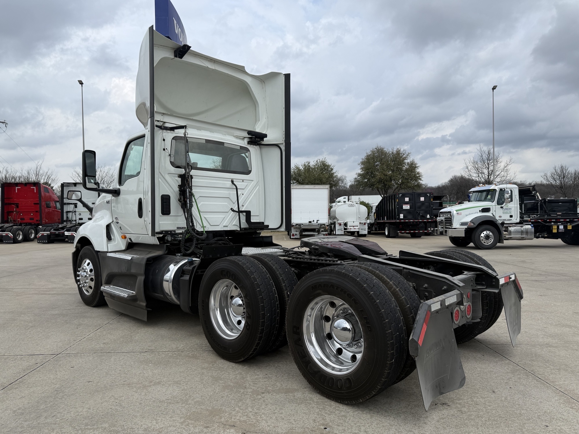 2021 International LT - image 3