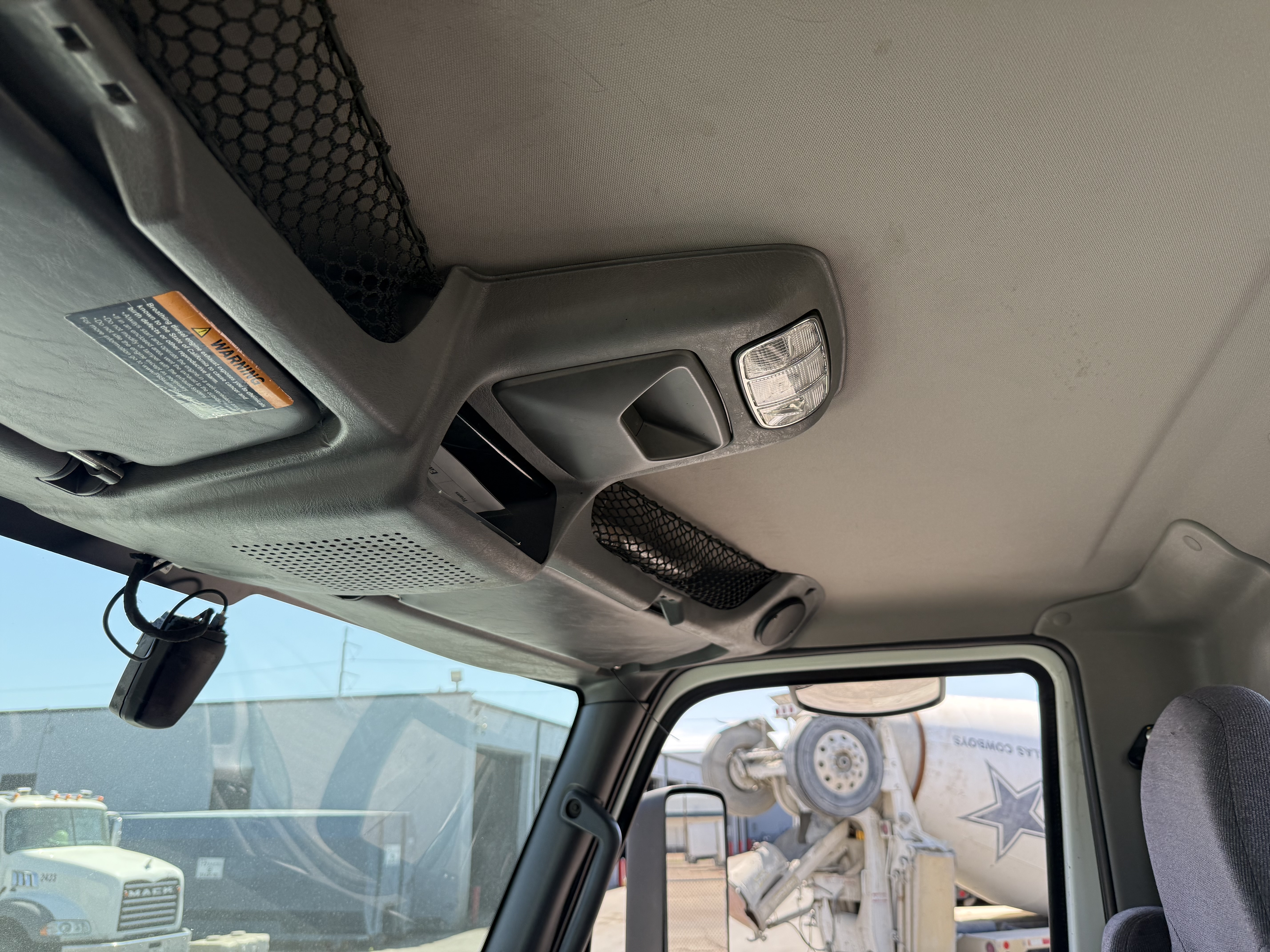 2021 International LT - image 18