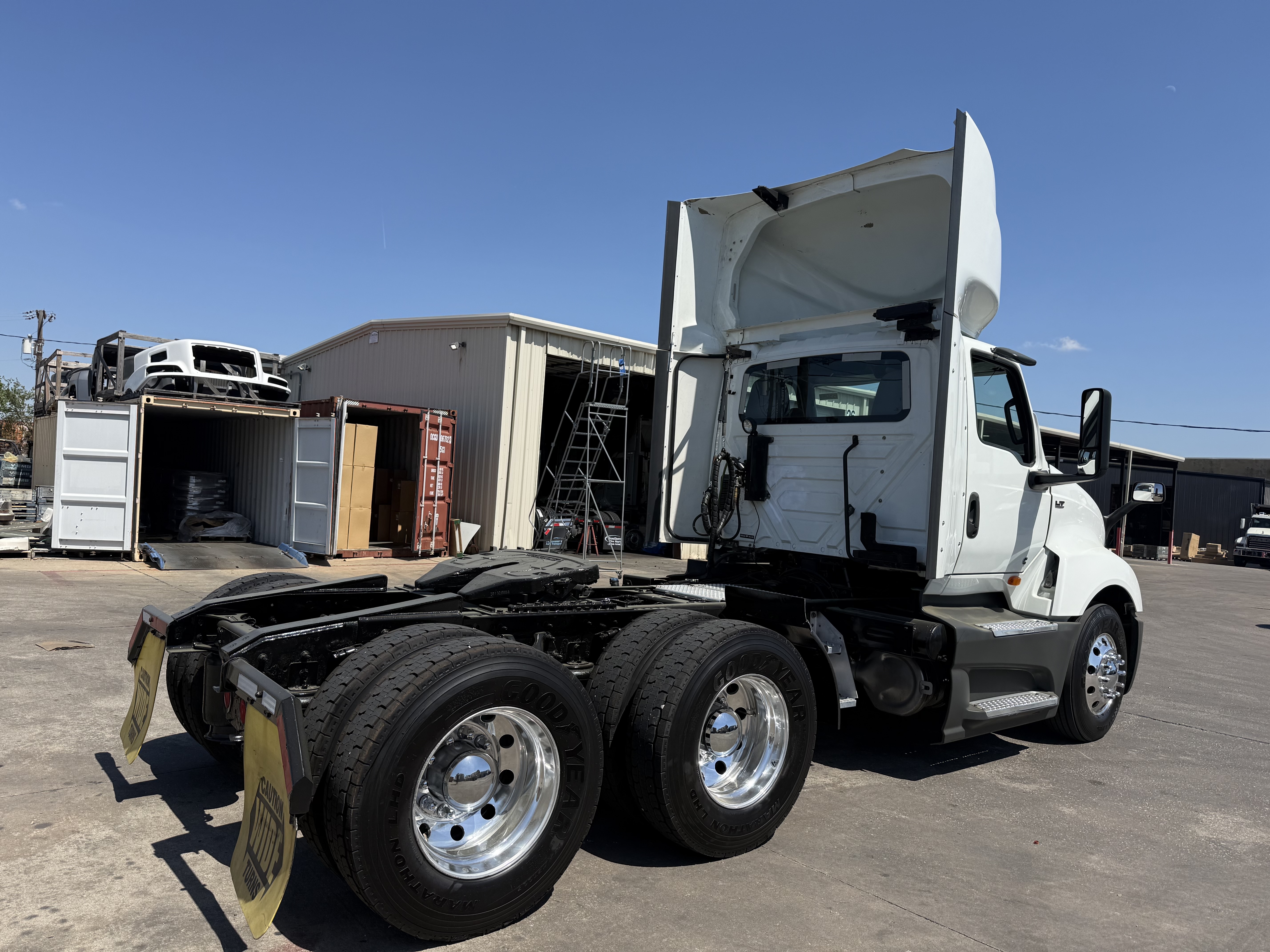 2021 International LT - image 6