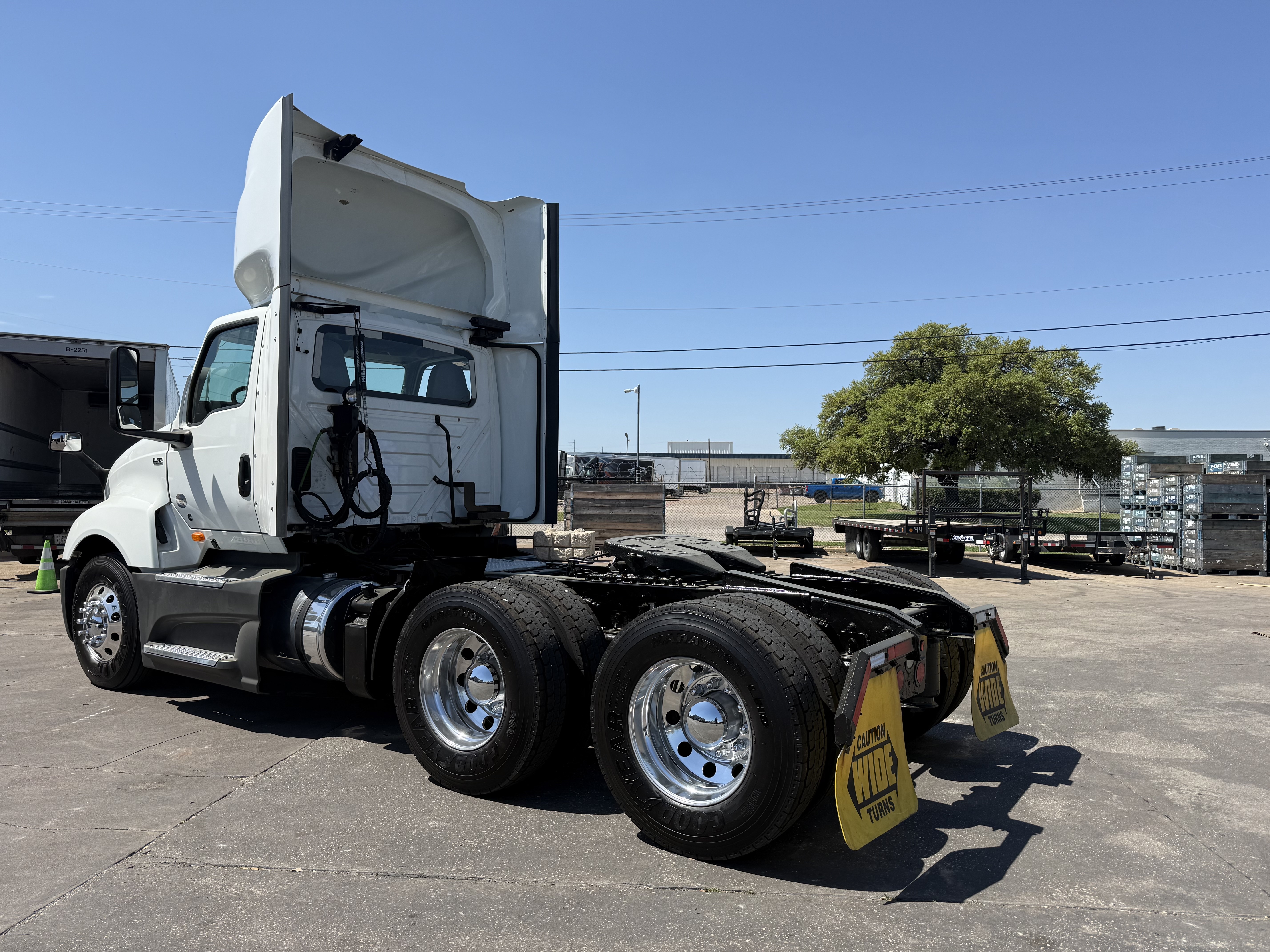 2021 International LT - image 3