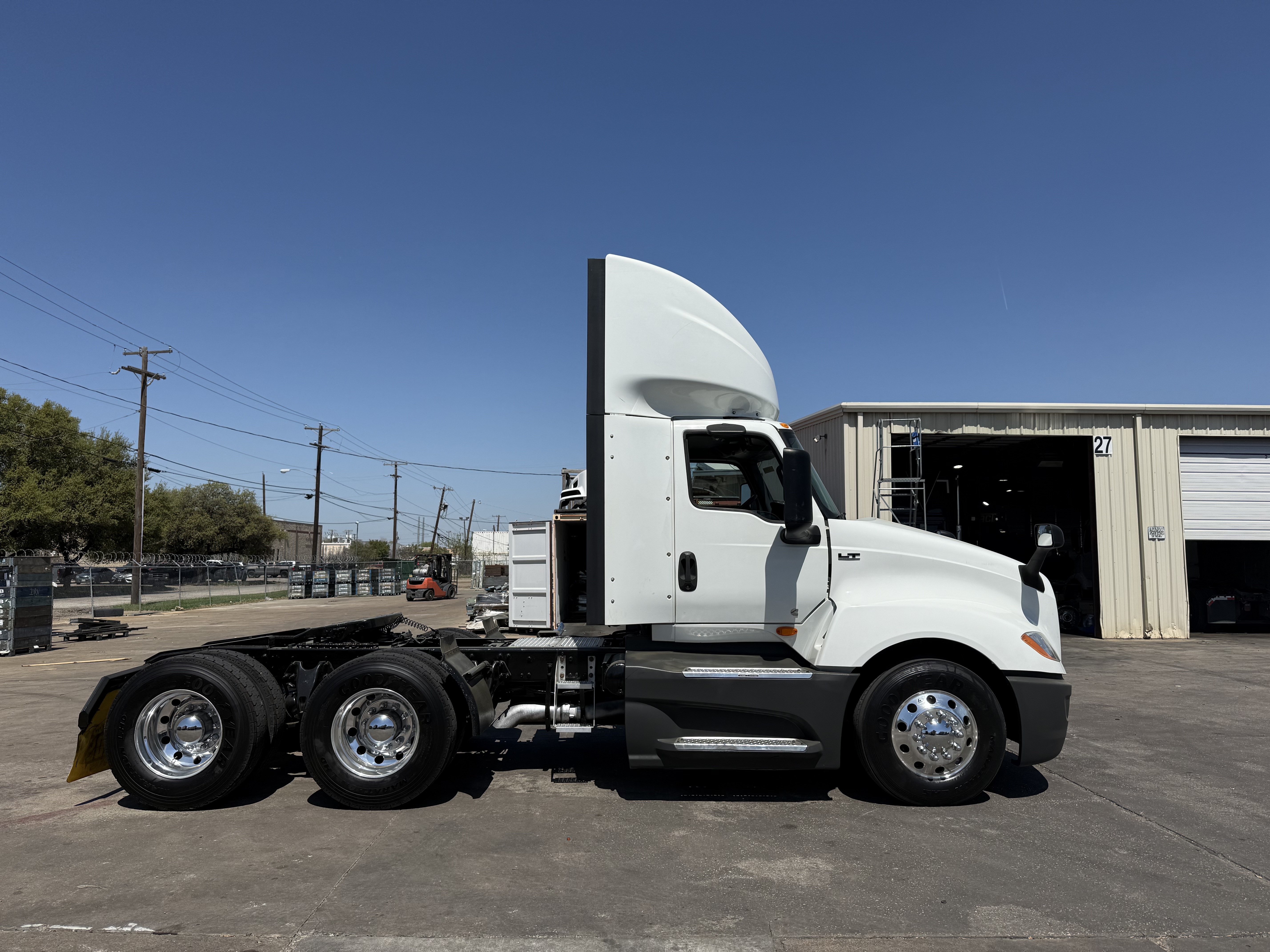 2021 International LT - image 7