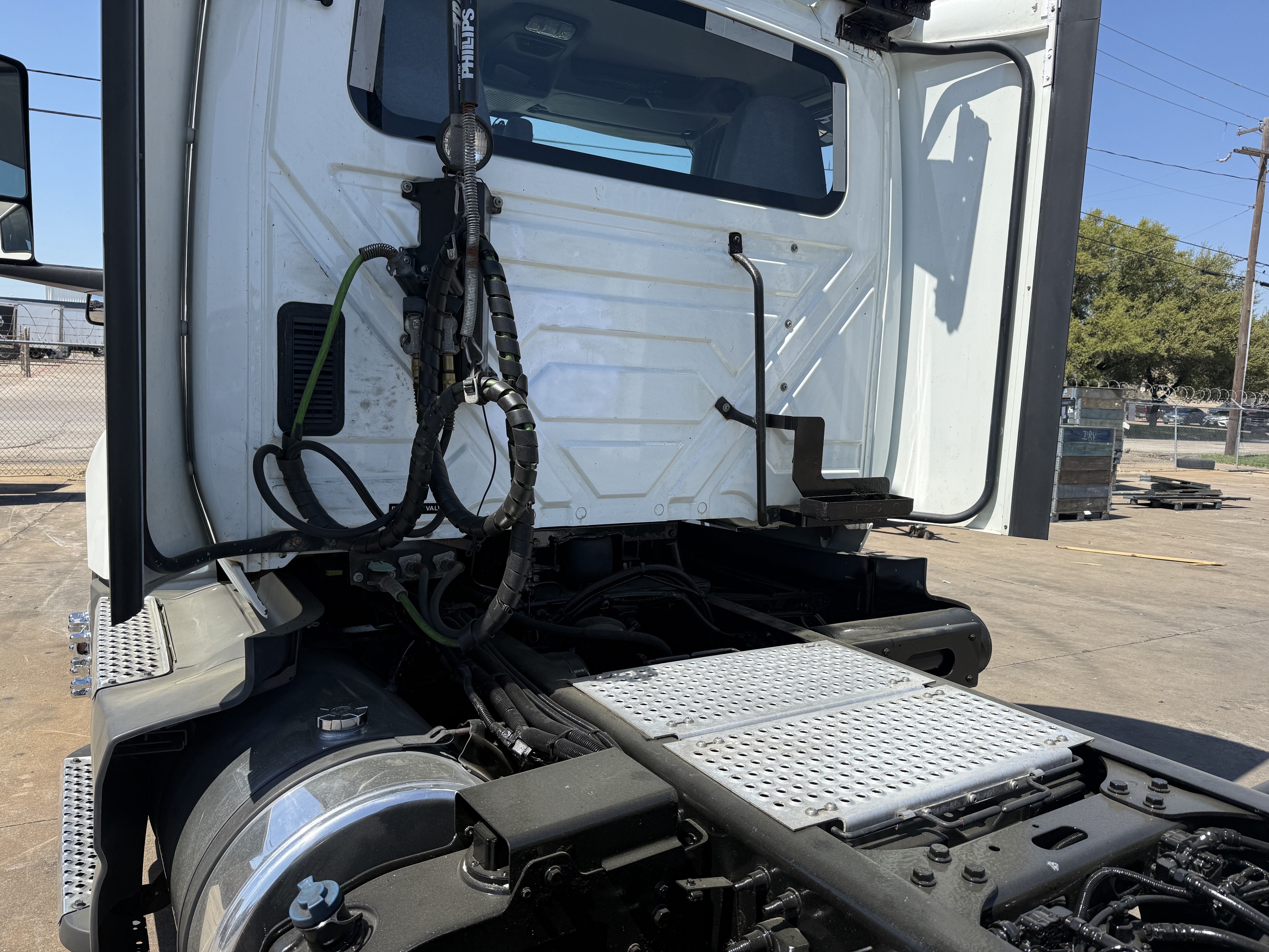 2021 International LT - image 9