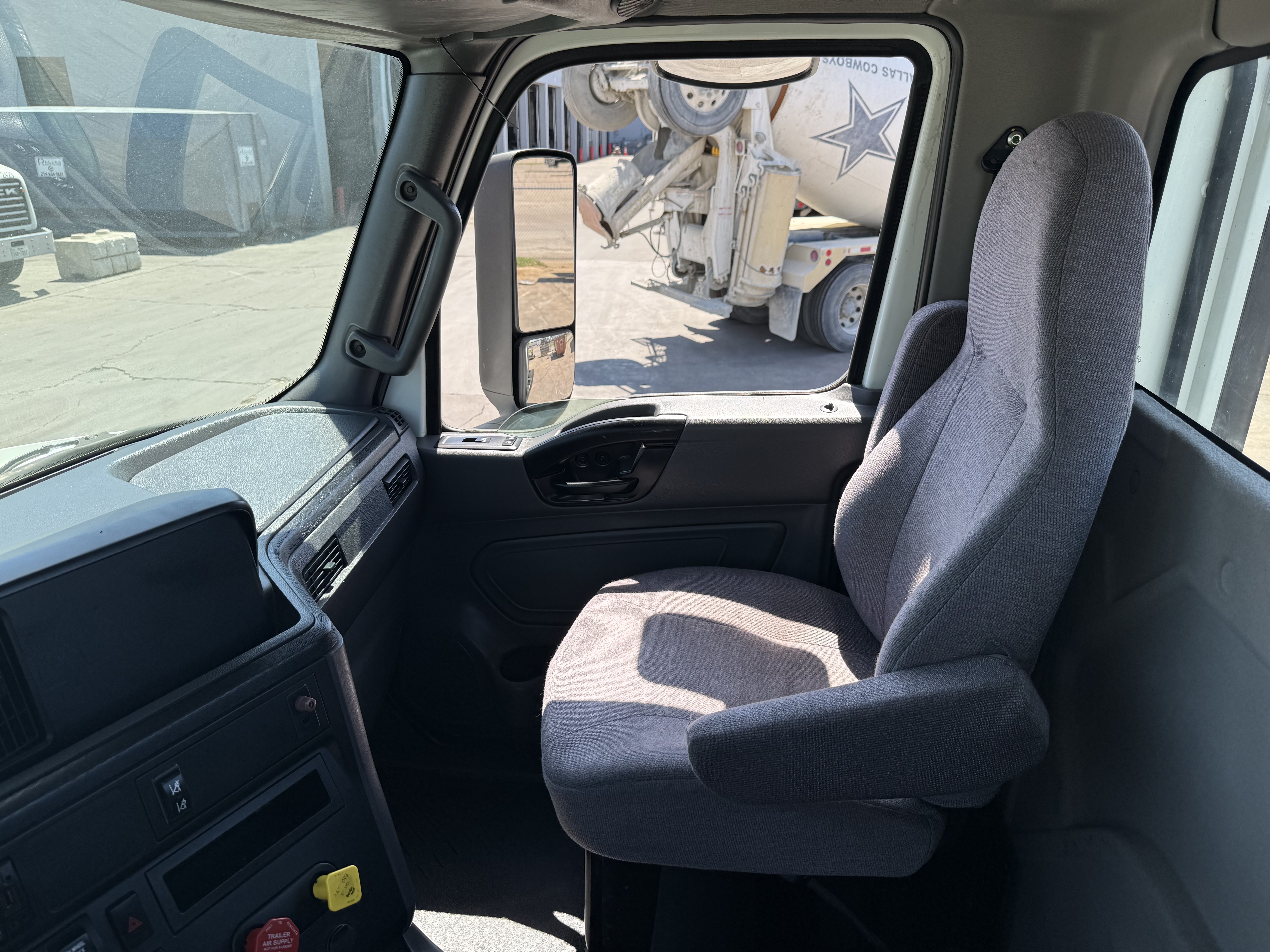 2021 International LT - image 17