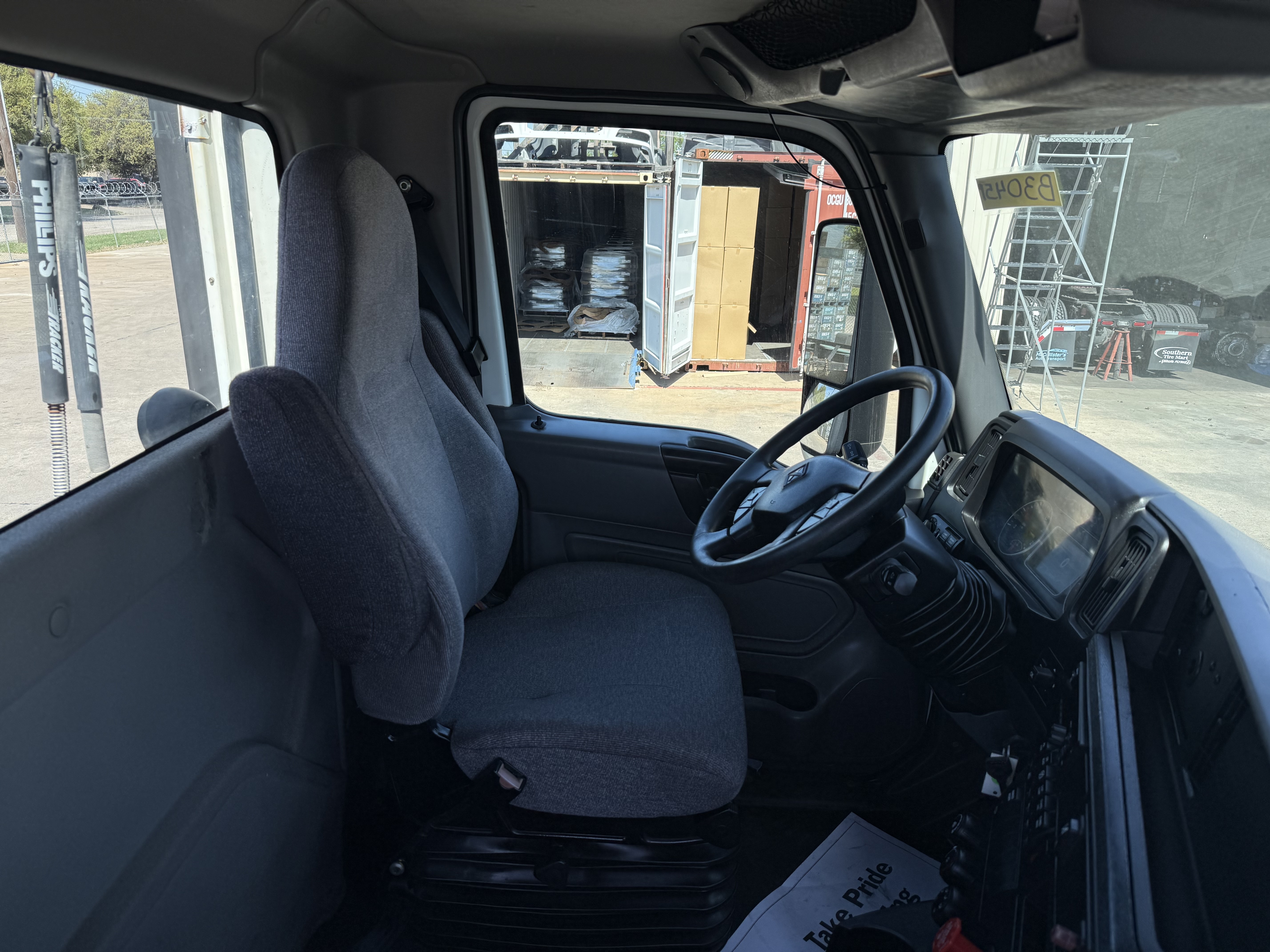 2021 International LT - image 15