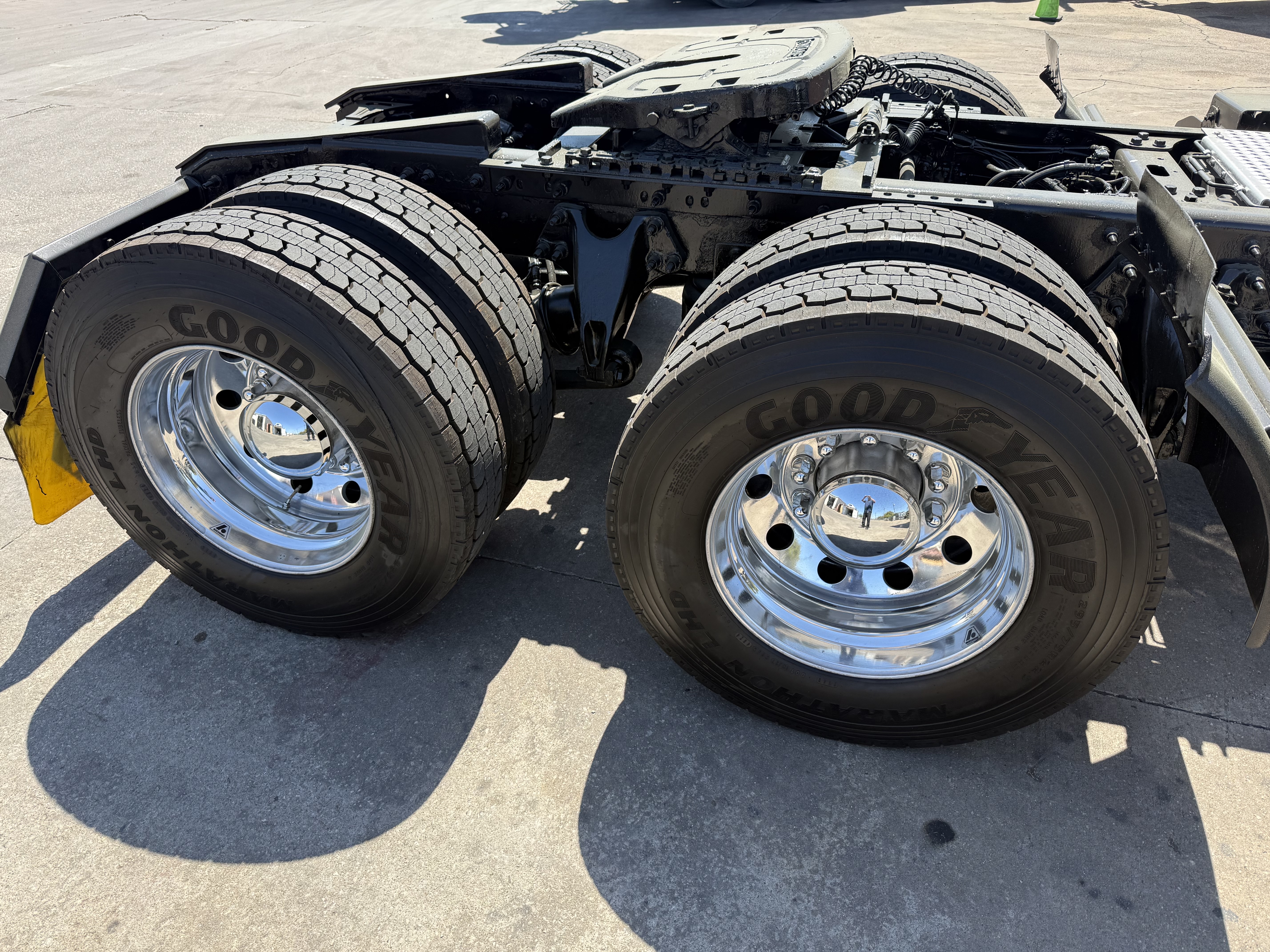 2021 International LT - image 13