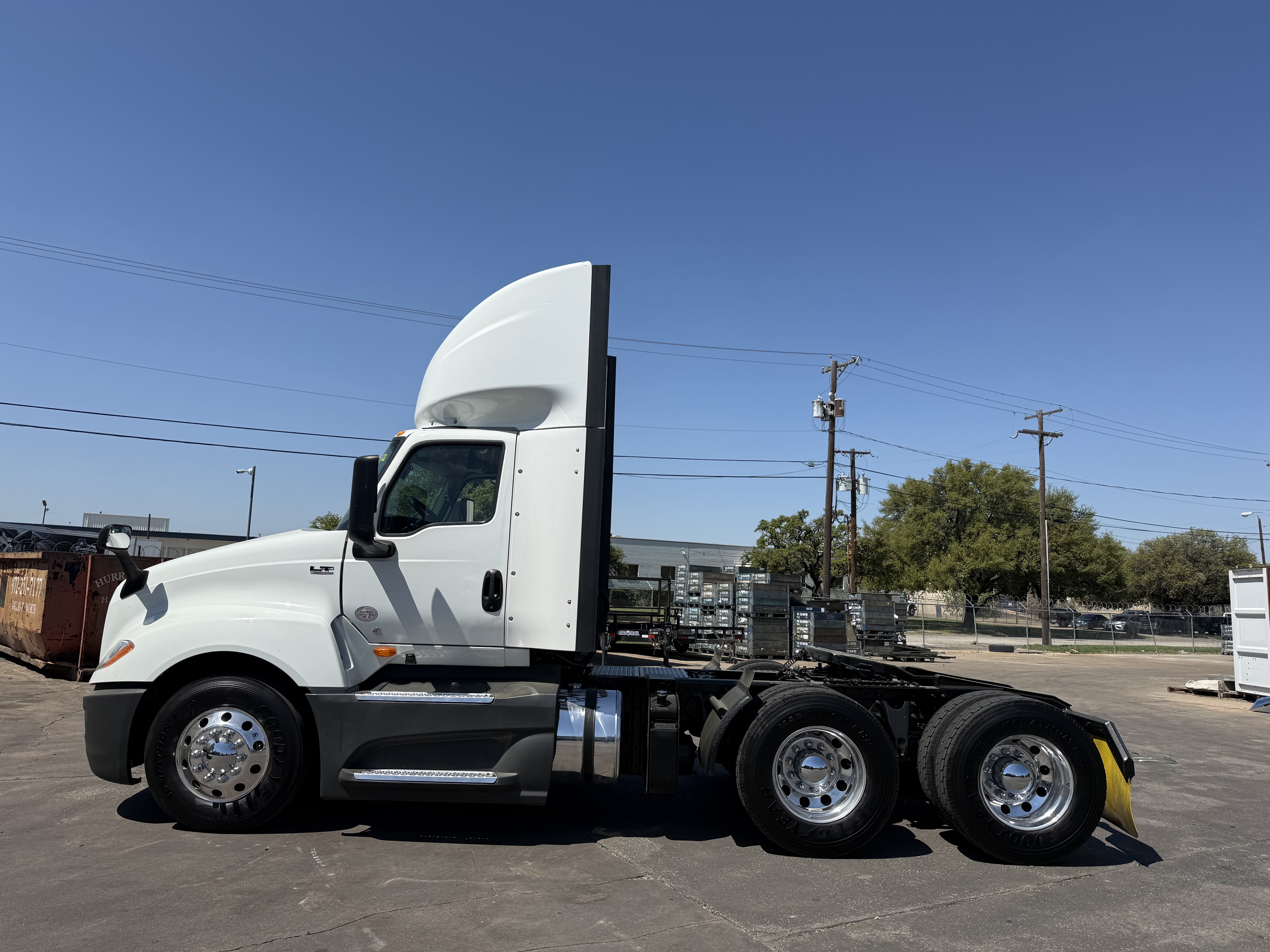 2021 International LT - image 4