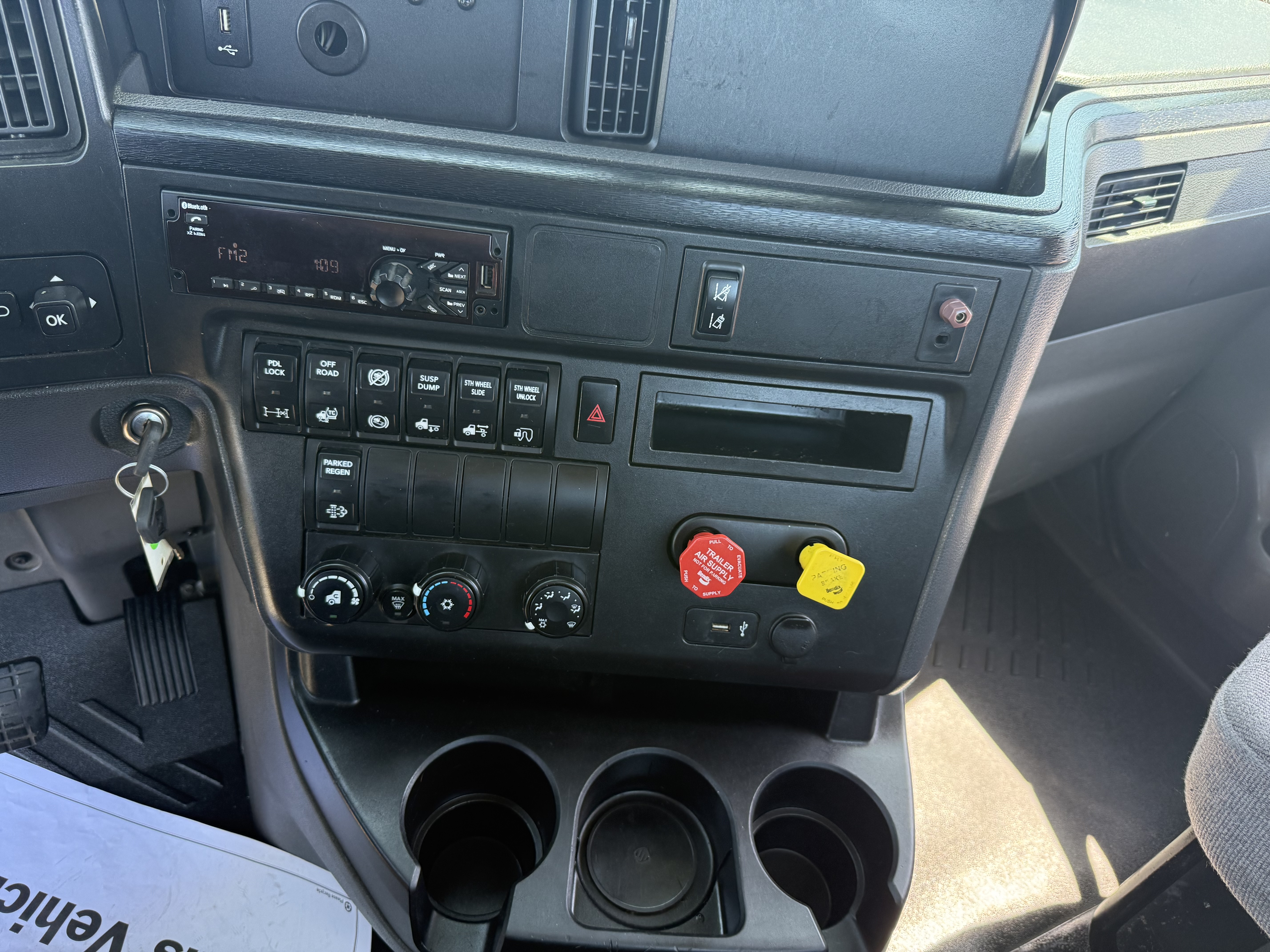 2021 International LT - image 20